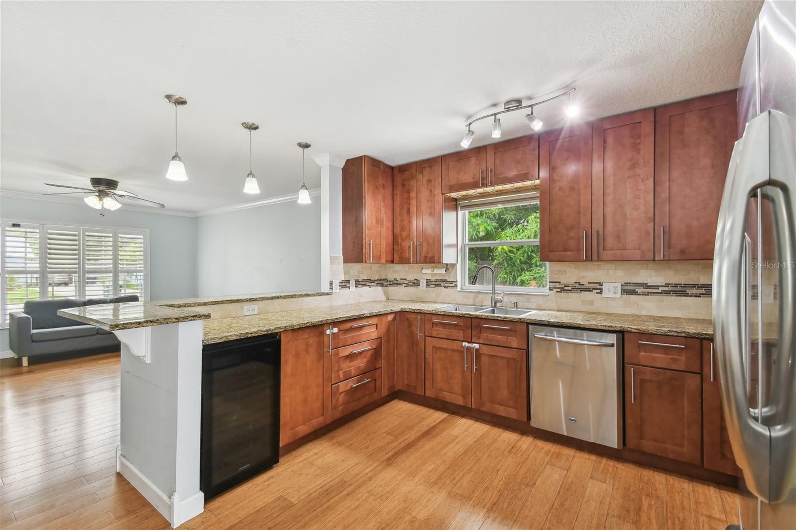 Listing photo id 12 for 2406 Fig Street