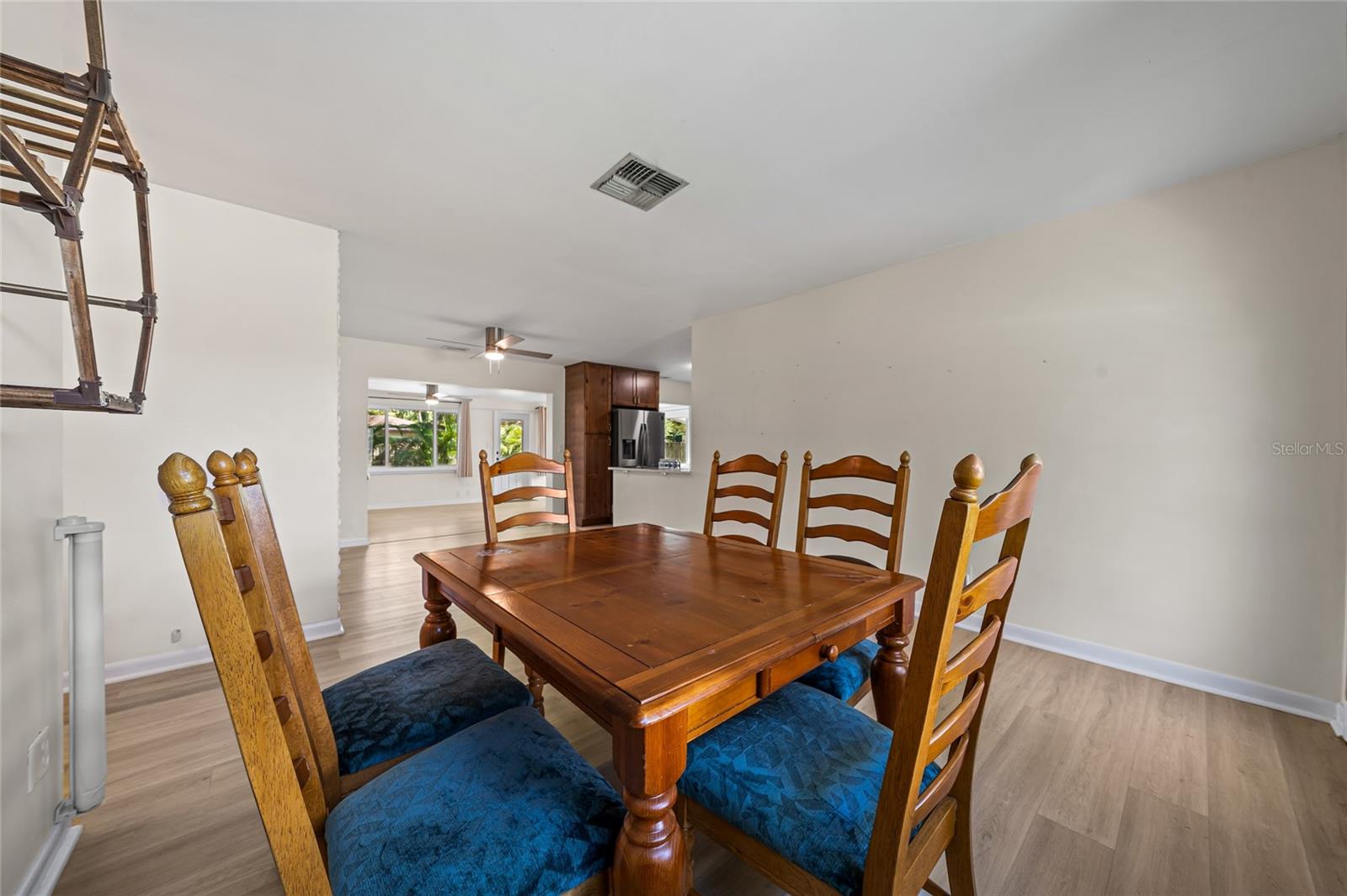 Listing photo id 15 for 2452 Chaucer Street