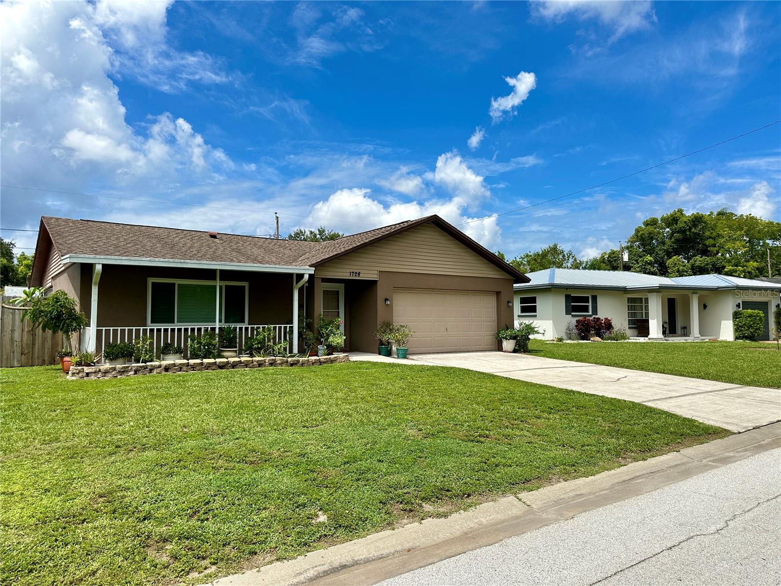 Listing photo id 2 for 1728 Lagoon Circle