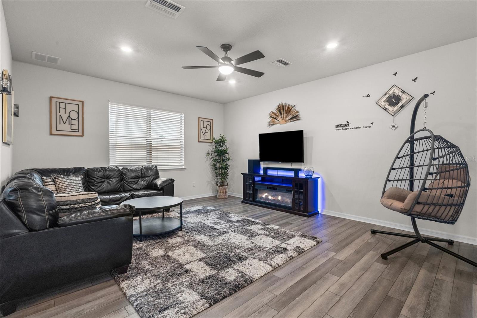 Listing photo id 1 for 4578 Emprise Way