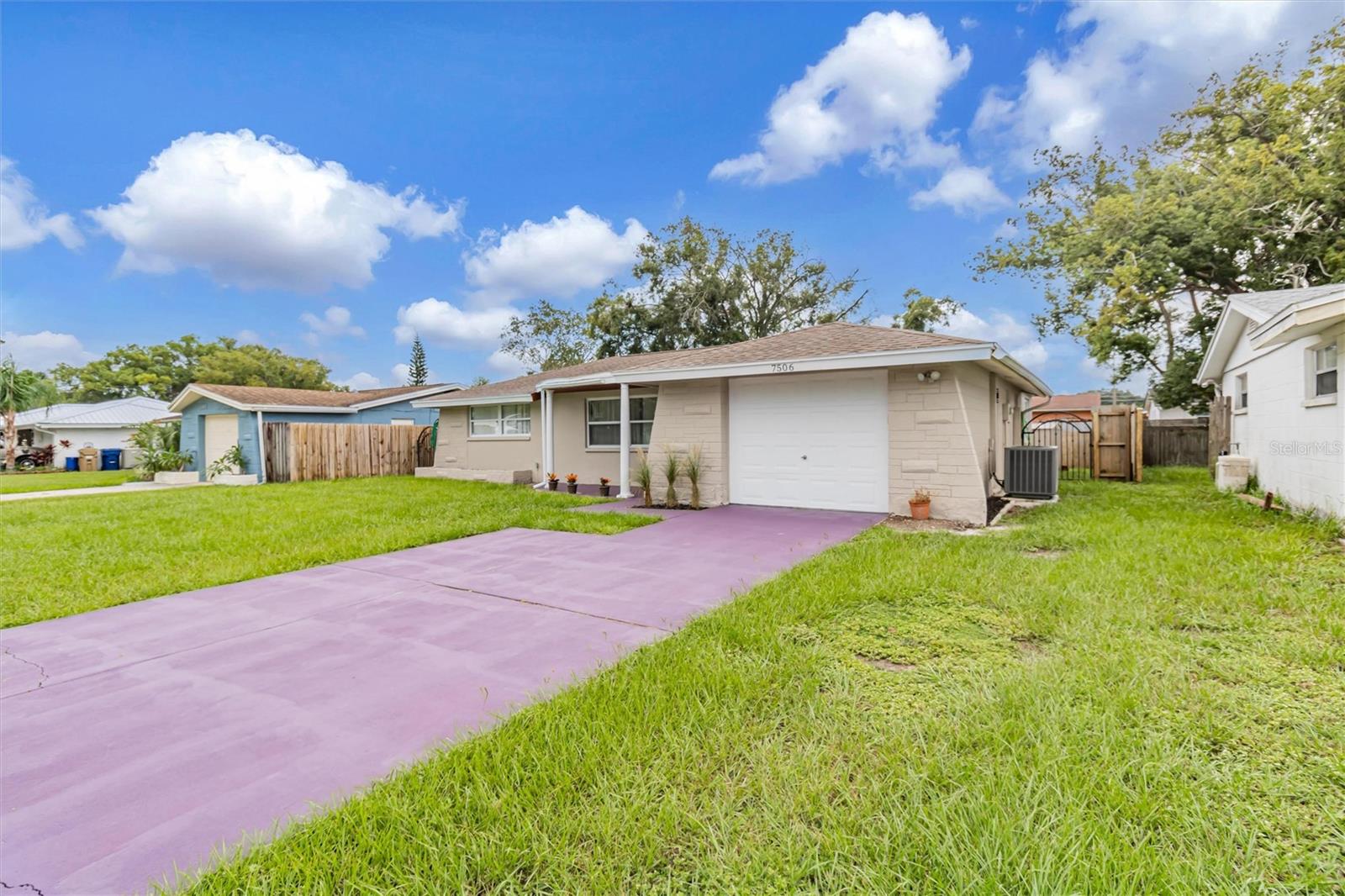 Listing photo id 1 for 7506 Cumber Drive