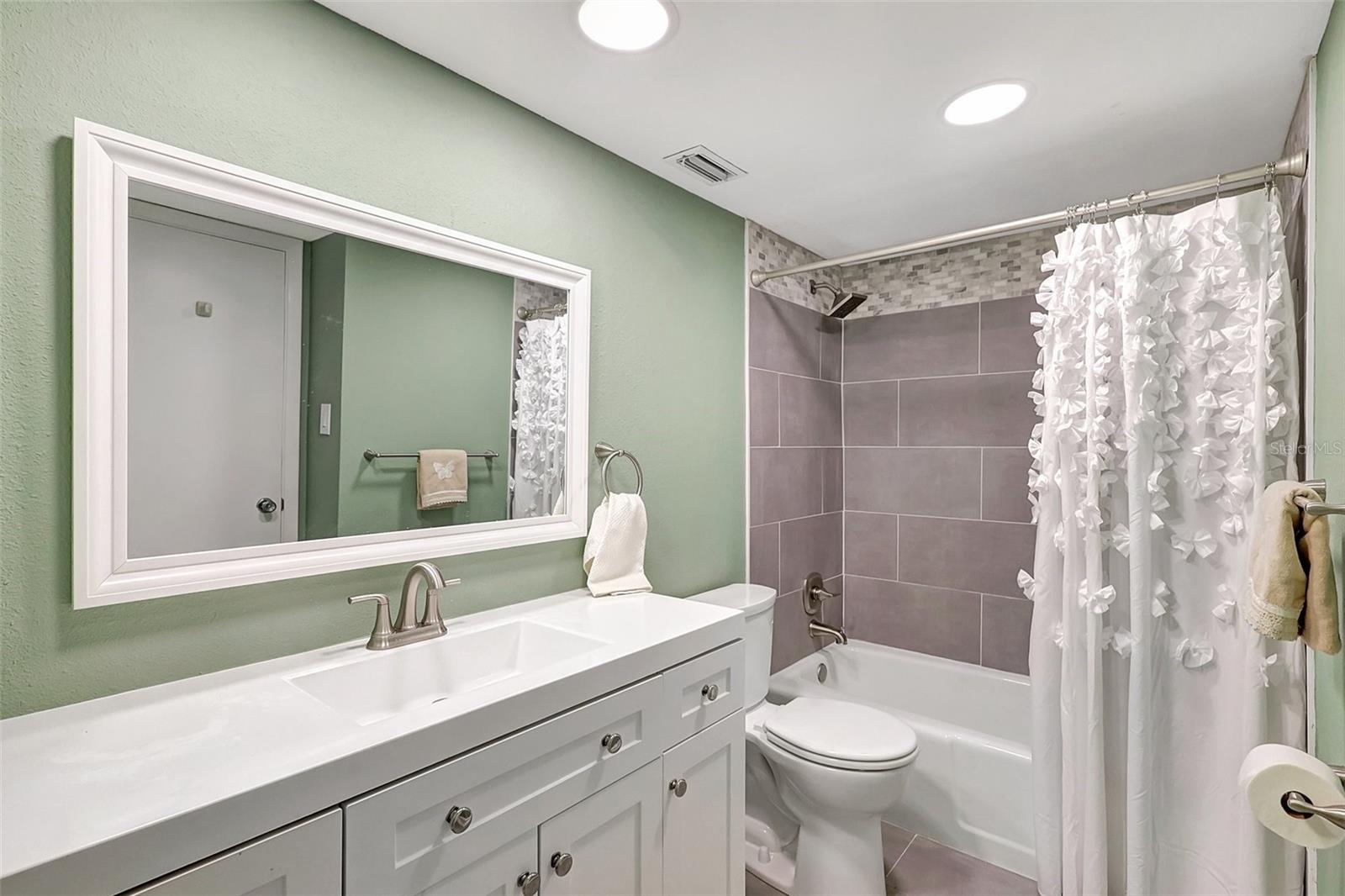 Listing photo id 29 for 660 Island Way 506