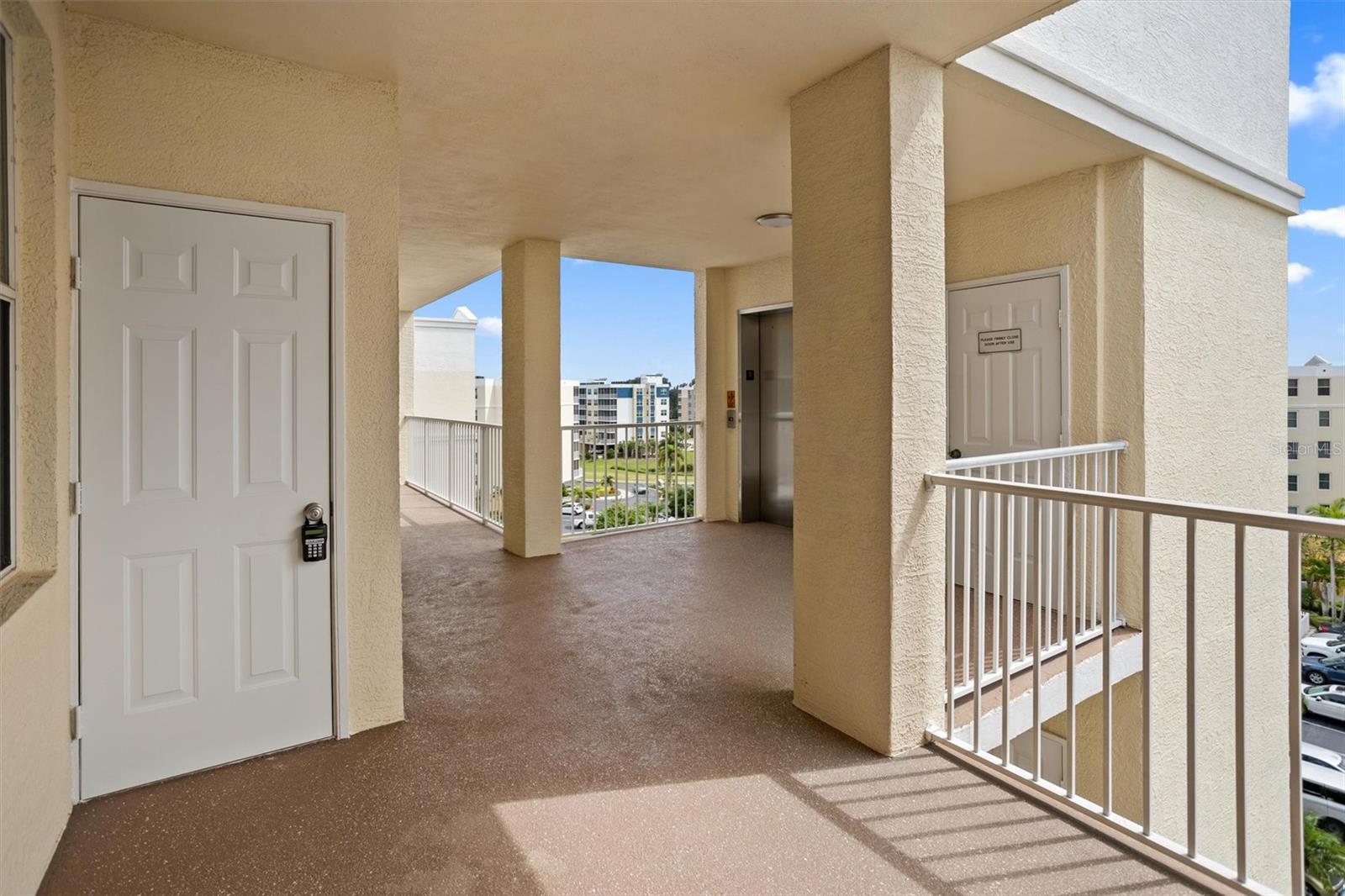 Listing photo id 33 for 1200 Country Club Drive 1503