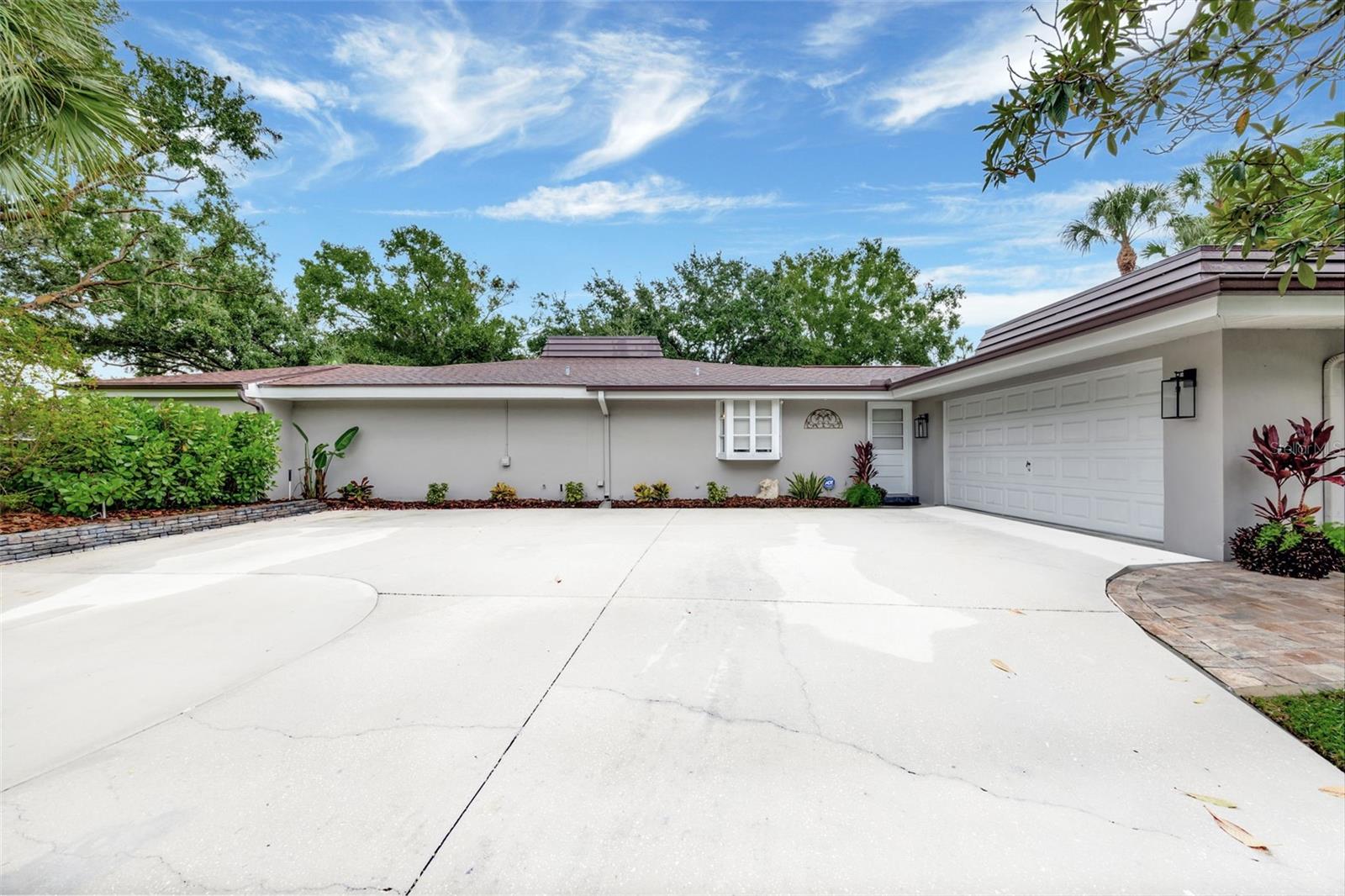 Listing photo id 2 for 10315 Lake Carroll Way