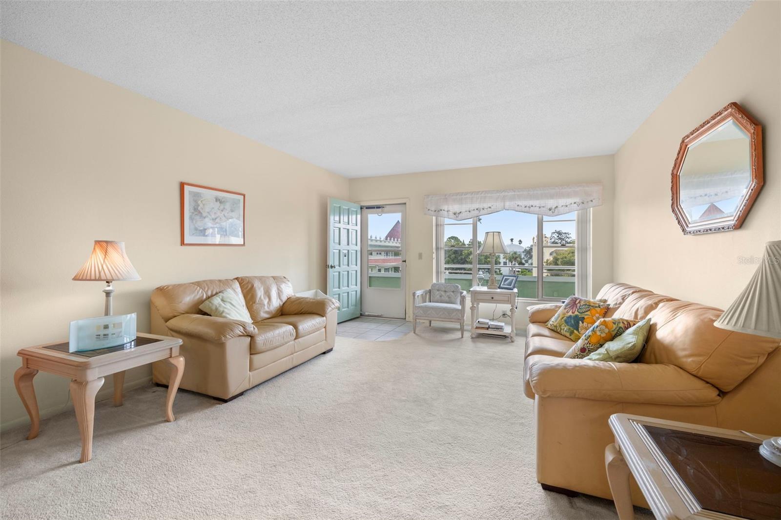 Image 4 of 29 For 2358 Ecuadorian Way 56