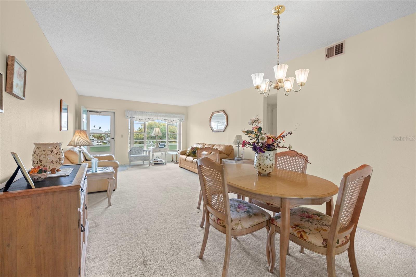 Image 7 of 29 For 2358 Ecuadorian Way 56