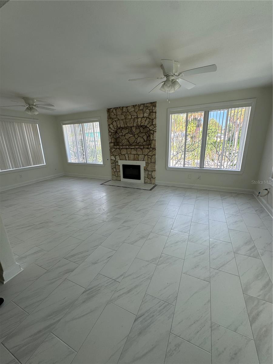 Image 37 of 41 For 850 Mandalay Avenue