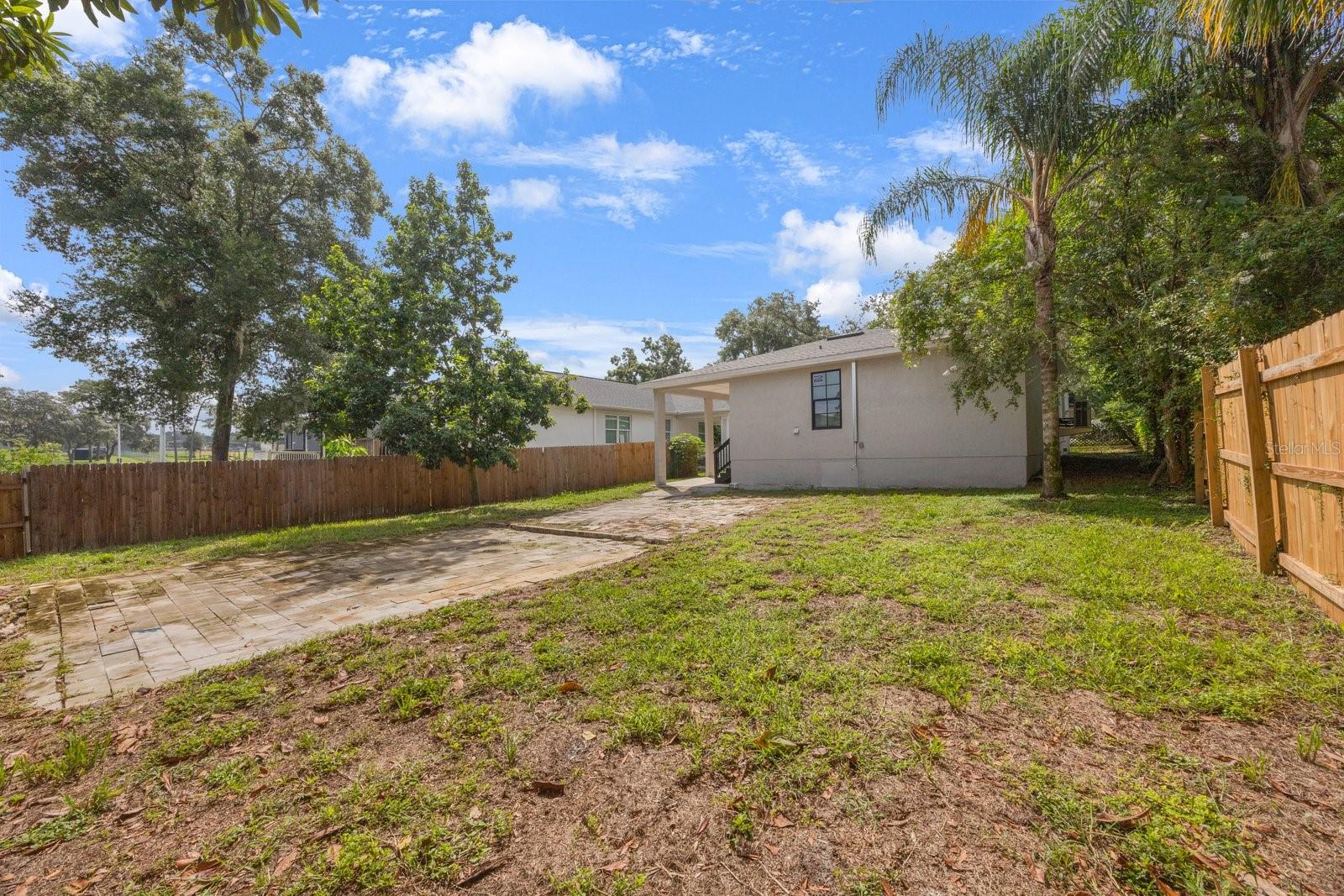 Listing photo id 25 for 1812 Knollwood Street