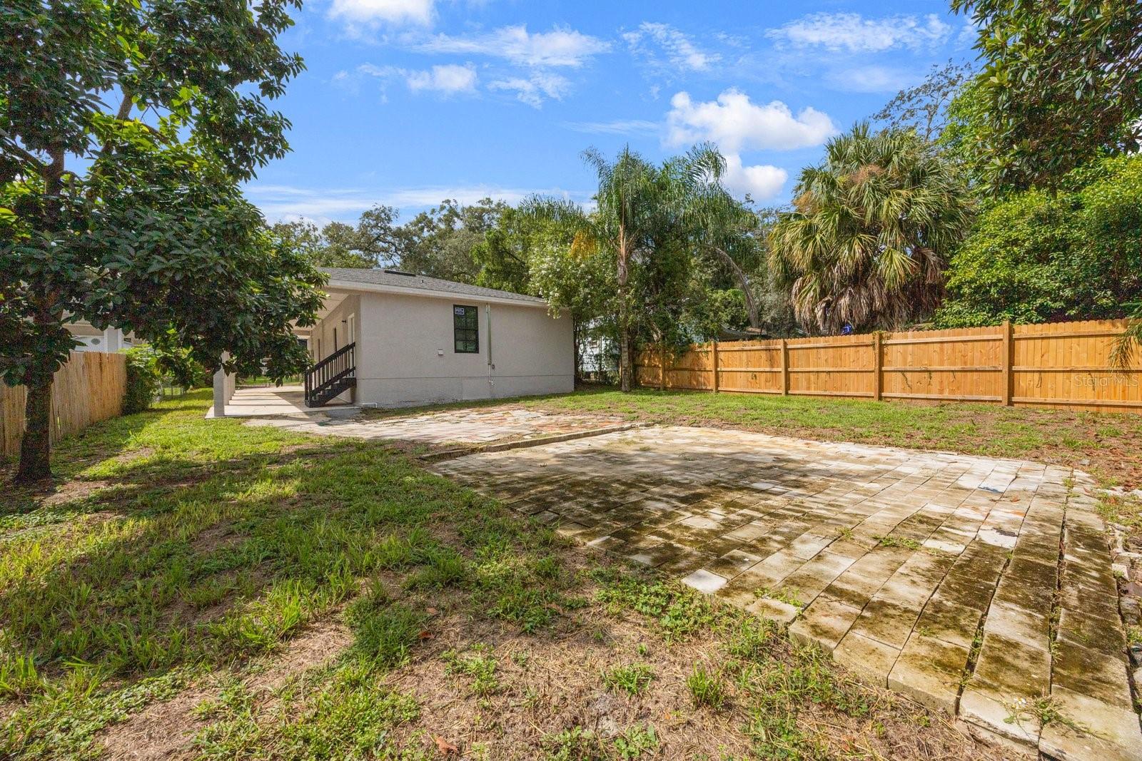 Listing photo id 26 for 1812 Knollwood Street