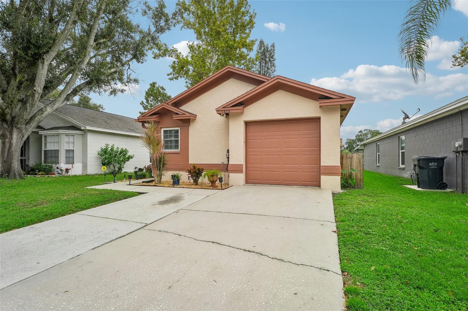 Listing photo id 2 for 1826 Coyote Place