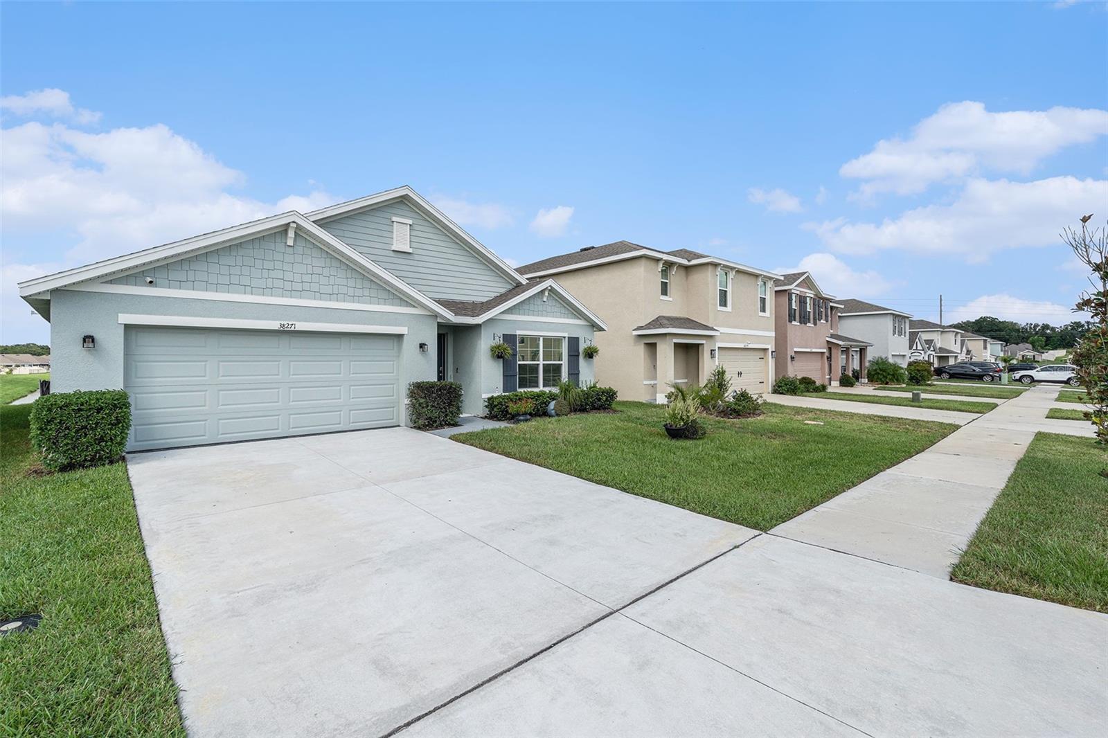 Listing photo id 1 for 38271 Sonnet Landing Avenue