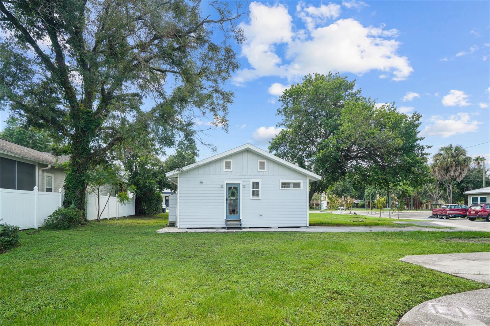 Listing photo id 34 for 402 Emma Street