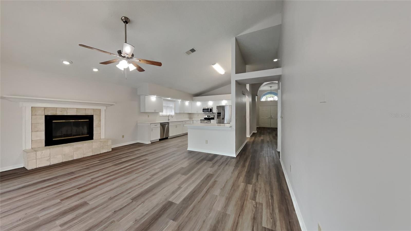 Listing photo id 3 for 17509 Woodthrush Place