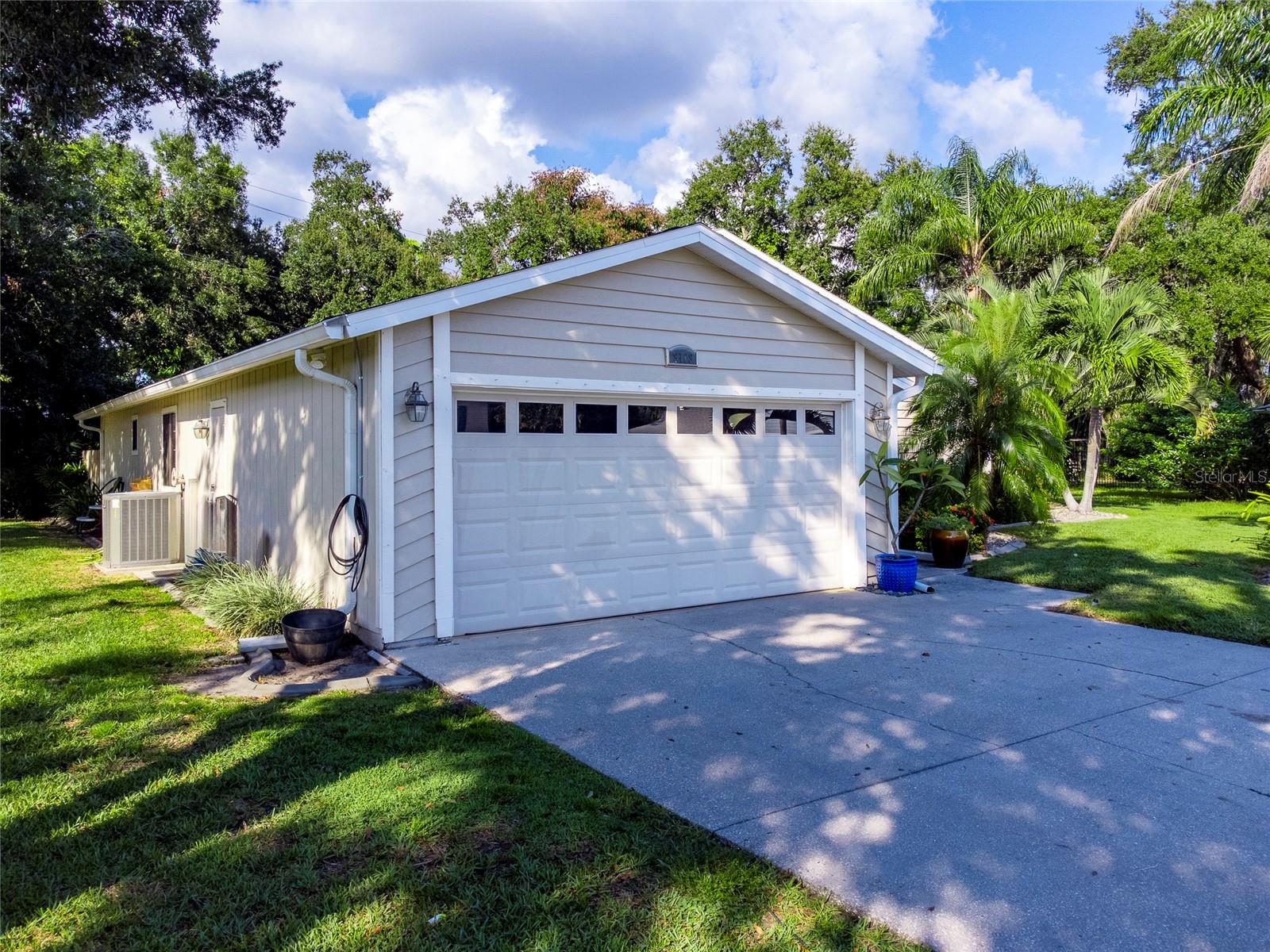 Listing photo id 2 for 8108 Glenbrooke Place