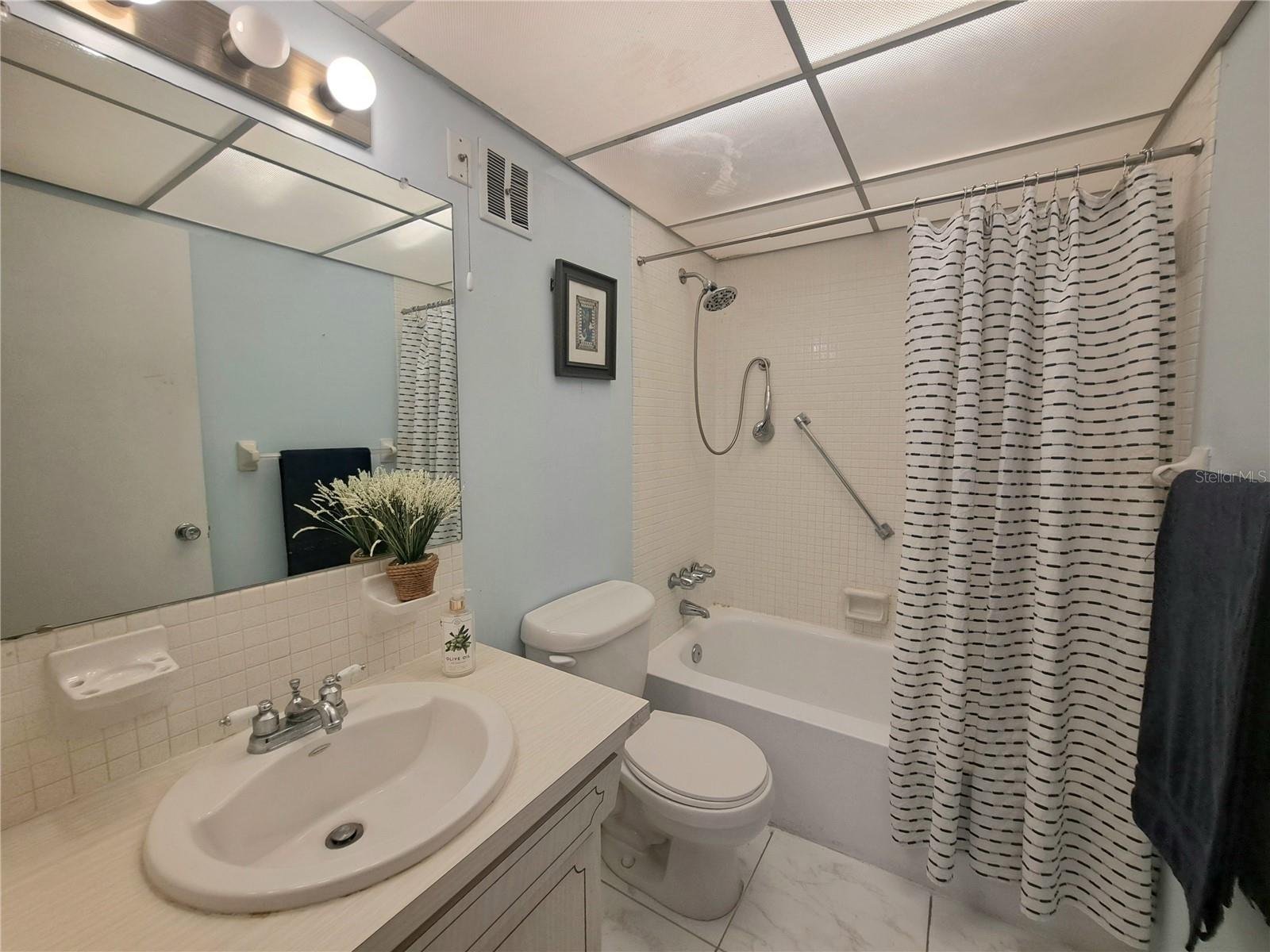 Listing photo id 7 for 2001 Geenbriar Boulevard 5