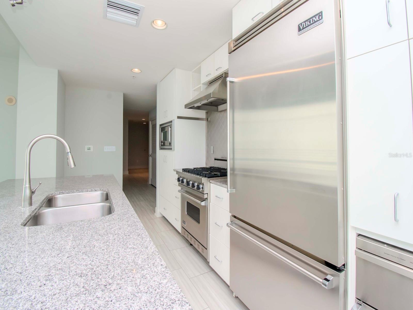 Listing photo id 4 for 1208 Kennedy Boulevard 715