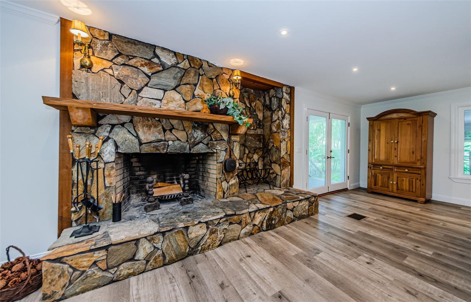 Listing photo id 10 for 5455 Lake Le Clare Road