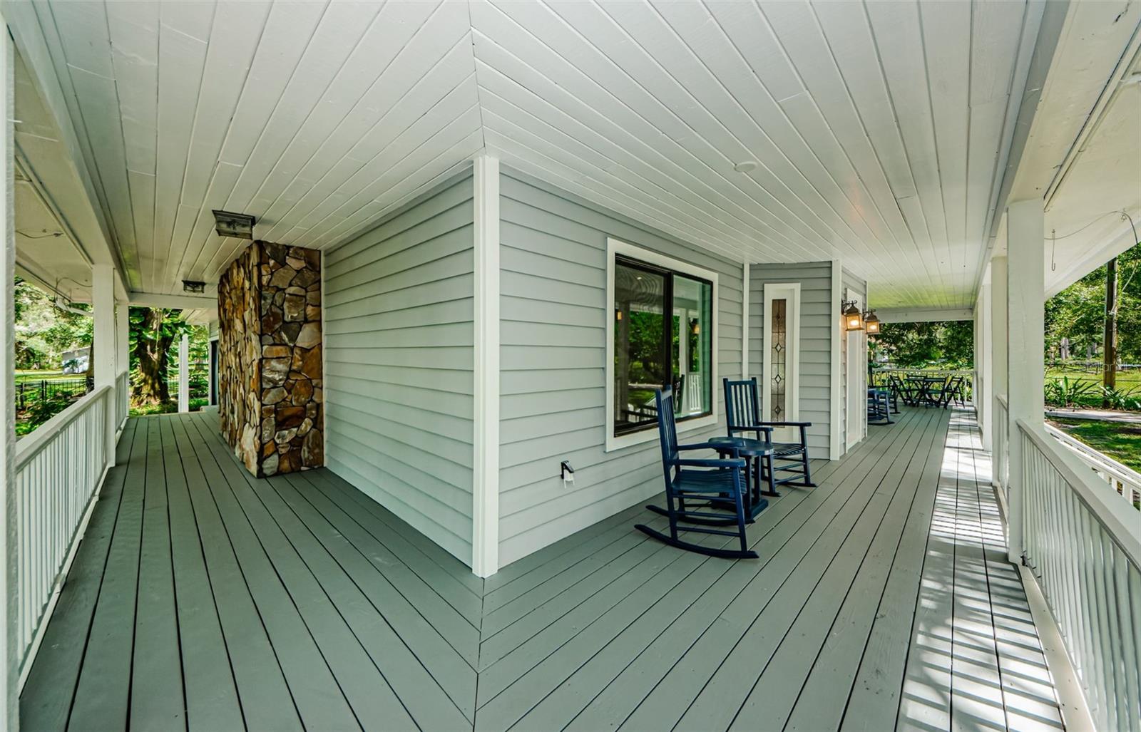 Listing photo id 4 for 5455 Lake Le Clare Road