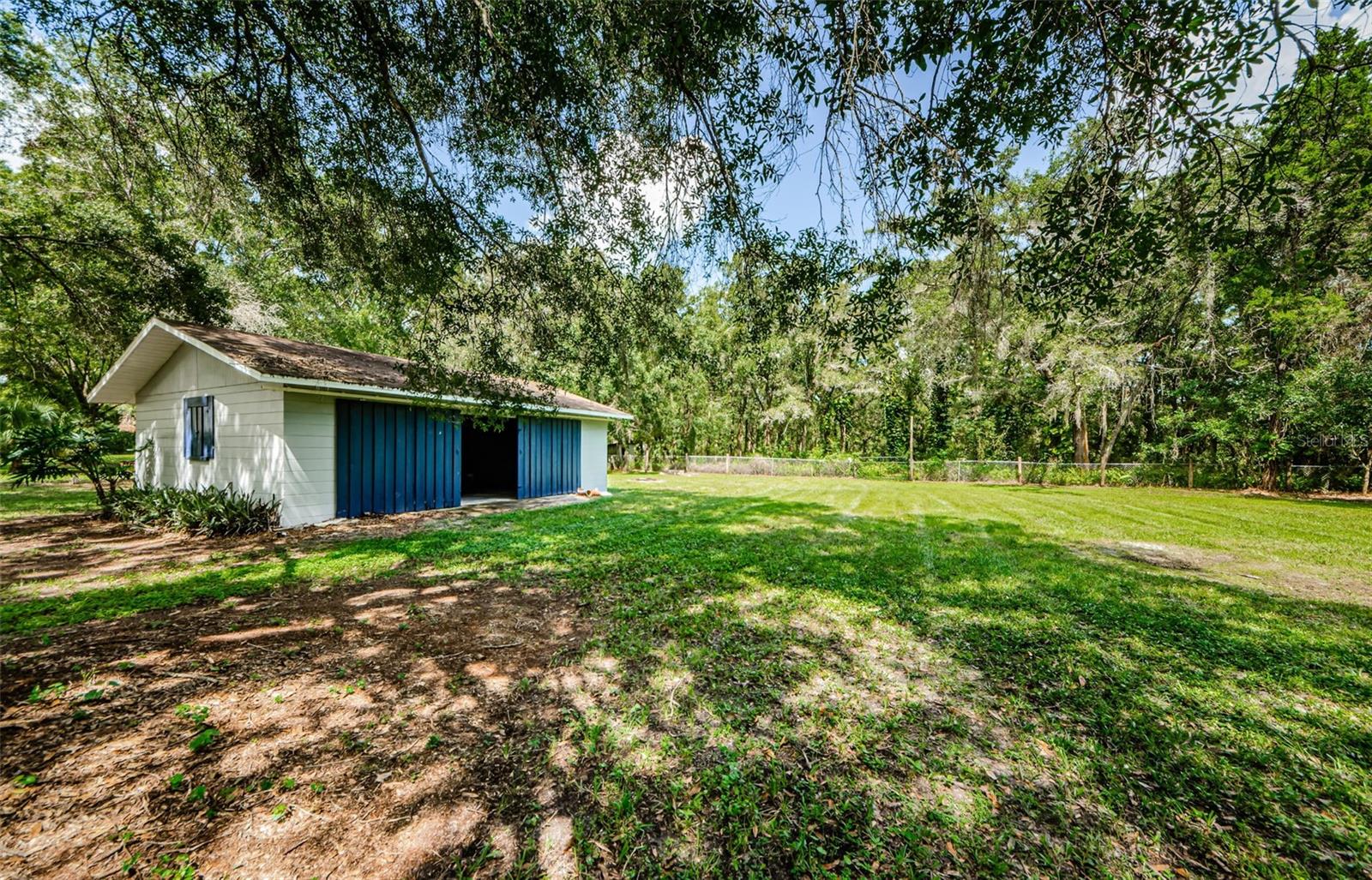 Listing photo id 68 for 5455 Lake Le Clare Road