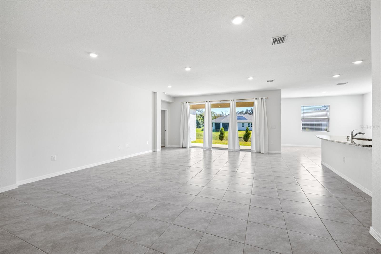 Listing photo id 6 for 13862 Whiskey Daisy Drive