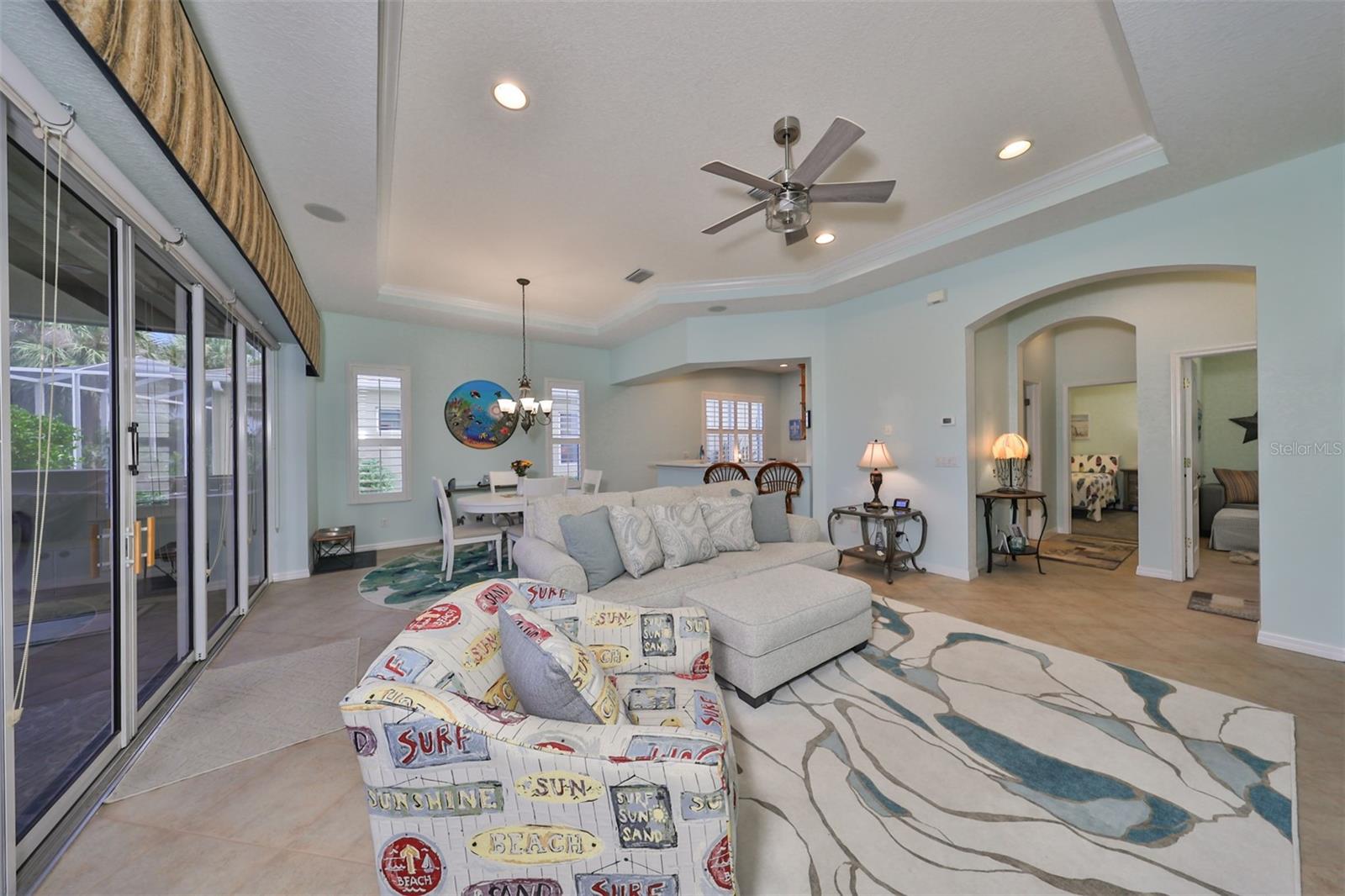 Listing photo id 10 for 921 Regal Manor Way