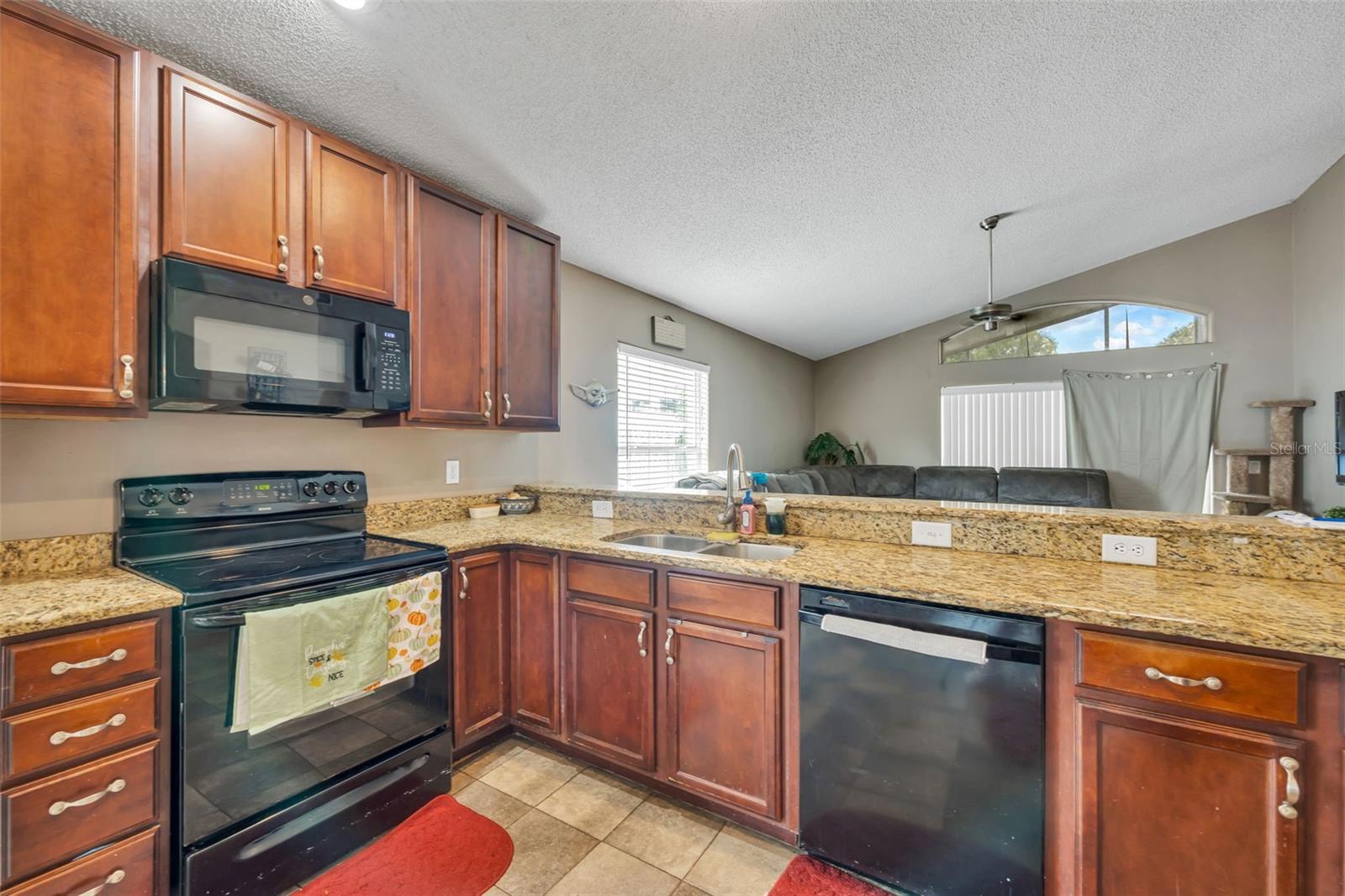 Listing photo id 7 for 412 Sangria Drive