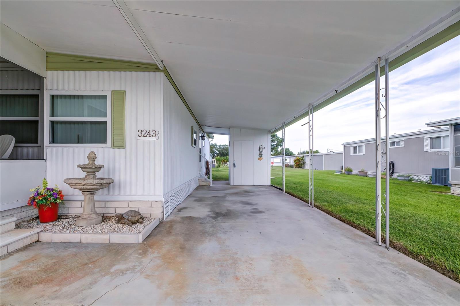 Listing photo id 21 for 3243 Hampshire Drive