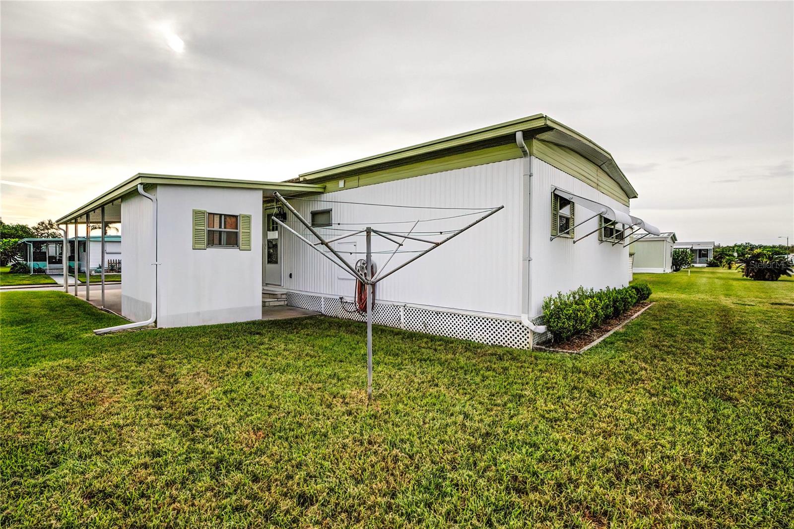 Listing photo id 23 for 3243 Hampshire Drive