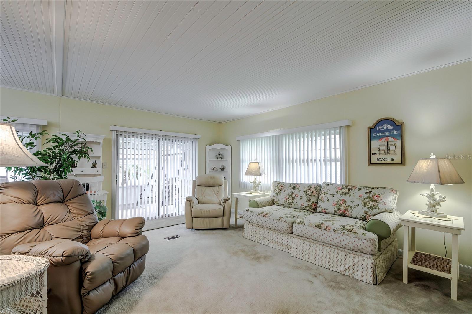 Listing photo id 1 for 3243 Hampshire Drive