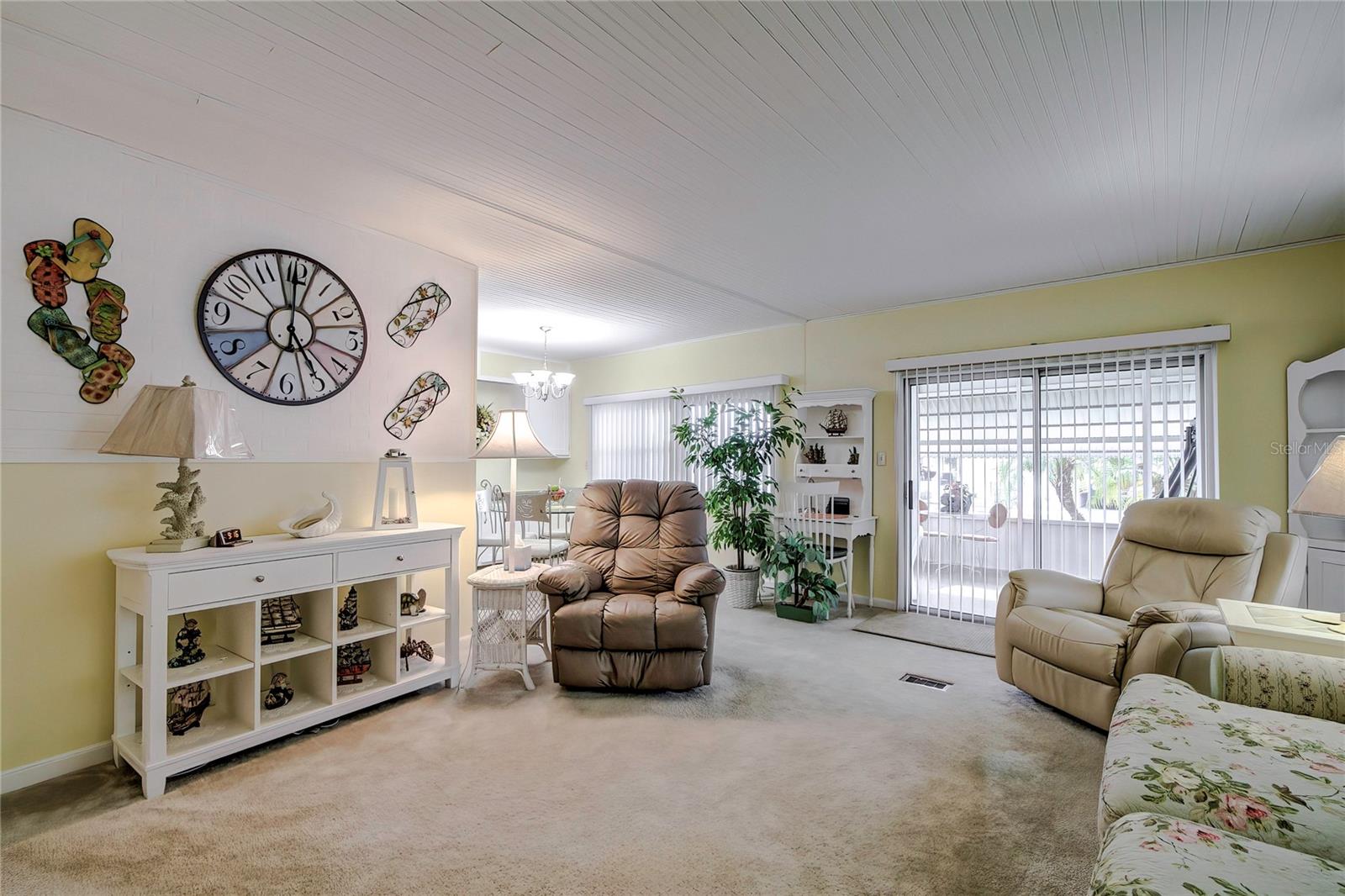 Listing photo id 2 for 3243 Hampshire Drive