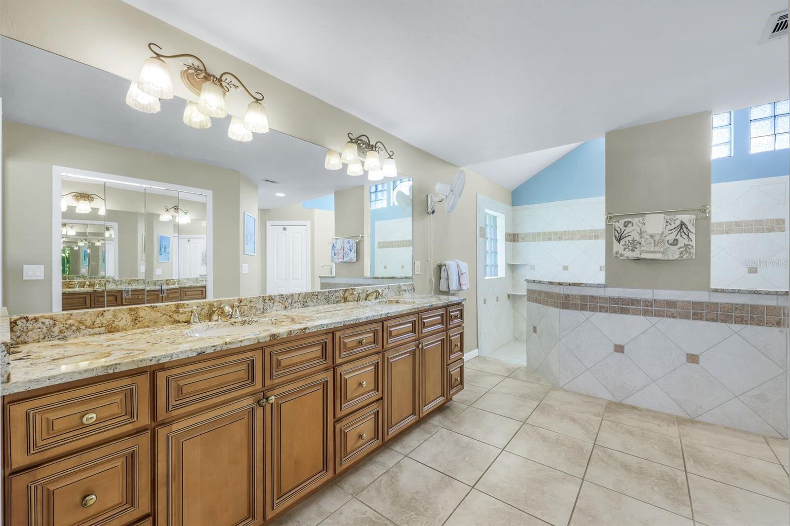 Image 7 of 42 For 719 El Dorado Parkway W