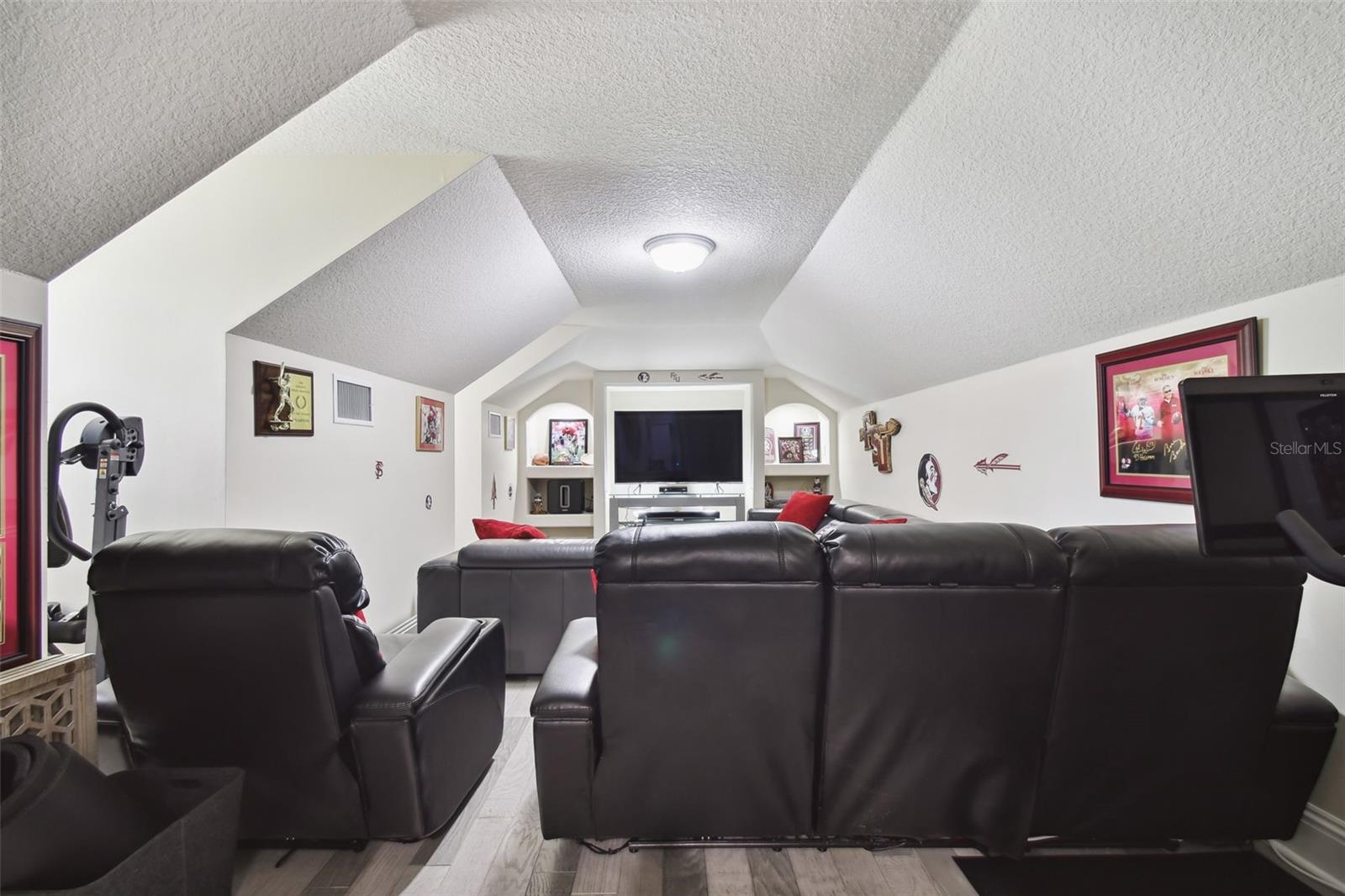 Listing photo id 49 for 8107 Sierra Manor Lane