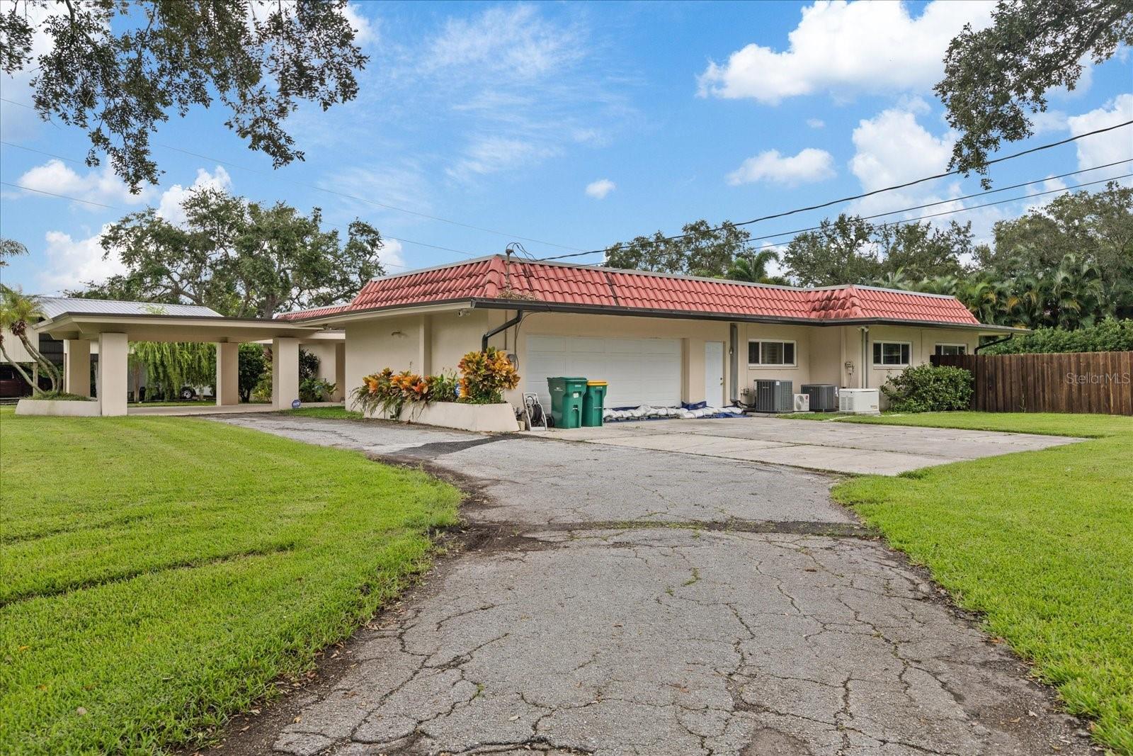 Listing photo id 0 for 1875 Belleair Road