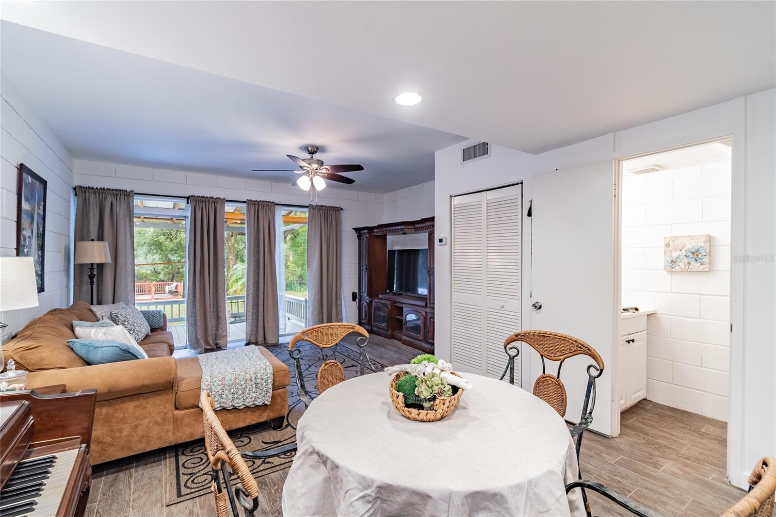 Listing photo id 25 for 1905 Mulberry Drive 2