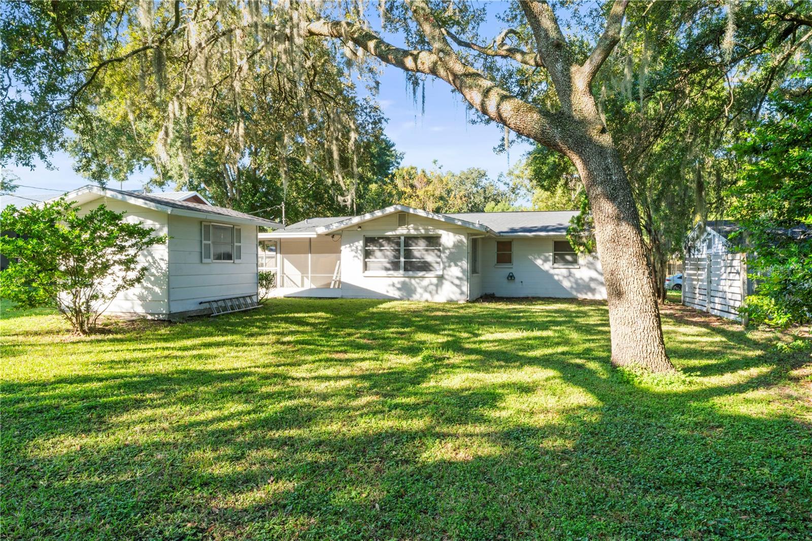 Listing photo id 3 for 5824 11th Street