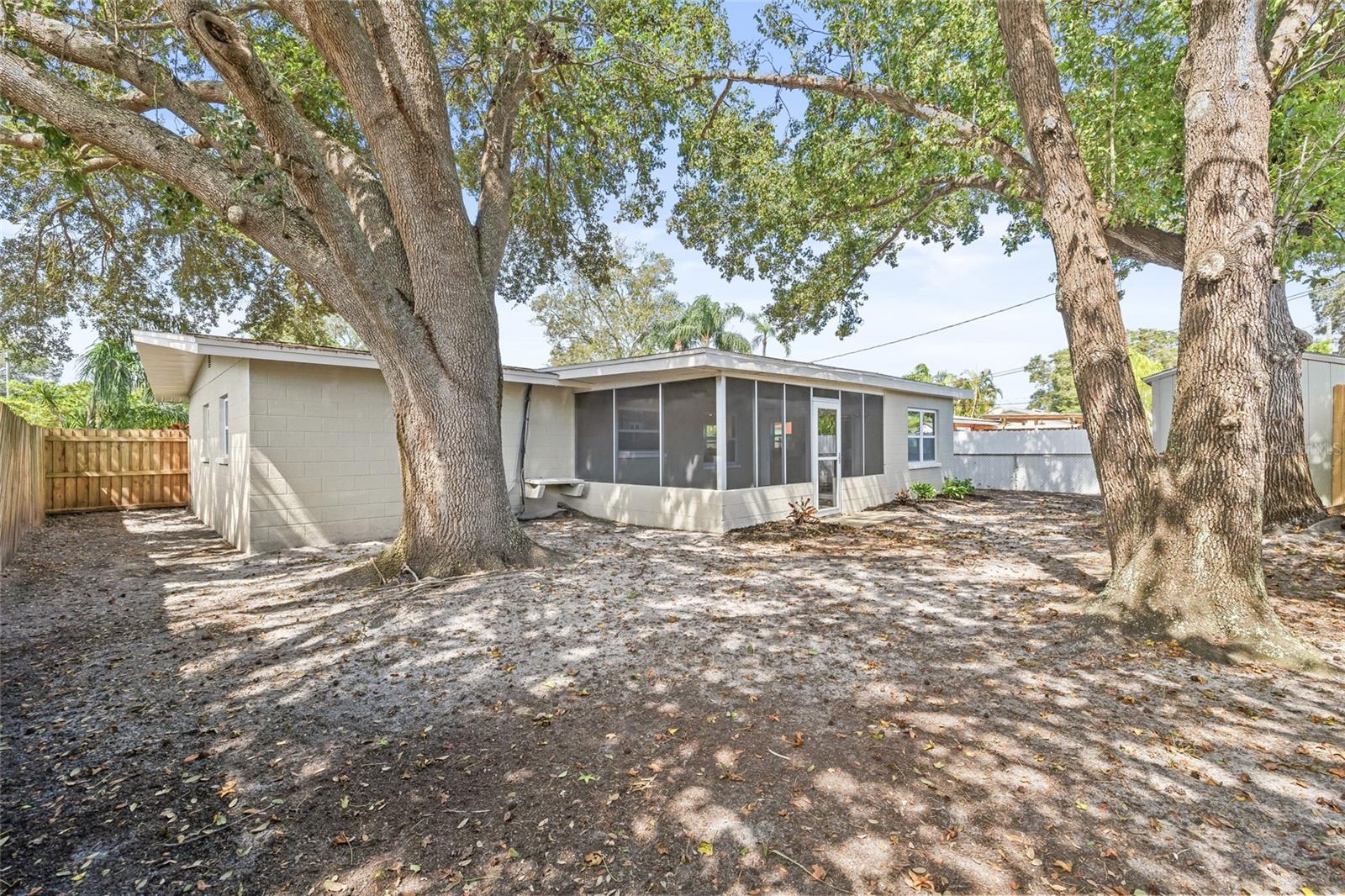 Listing photo id 36 for 8405 59th Street N