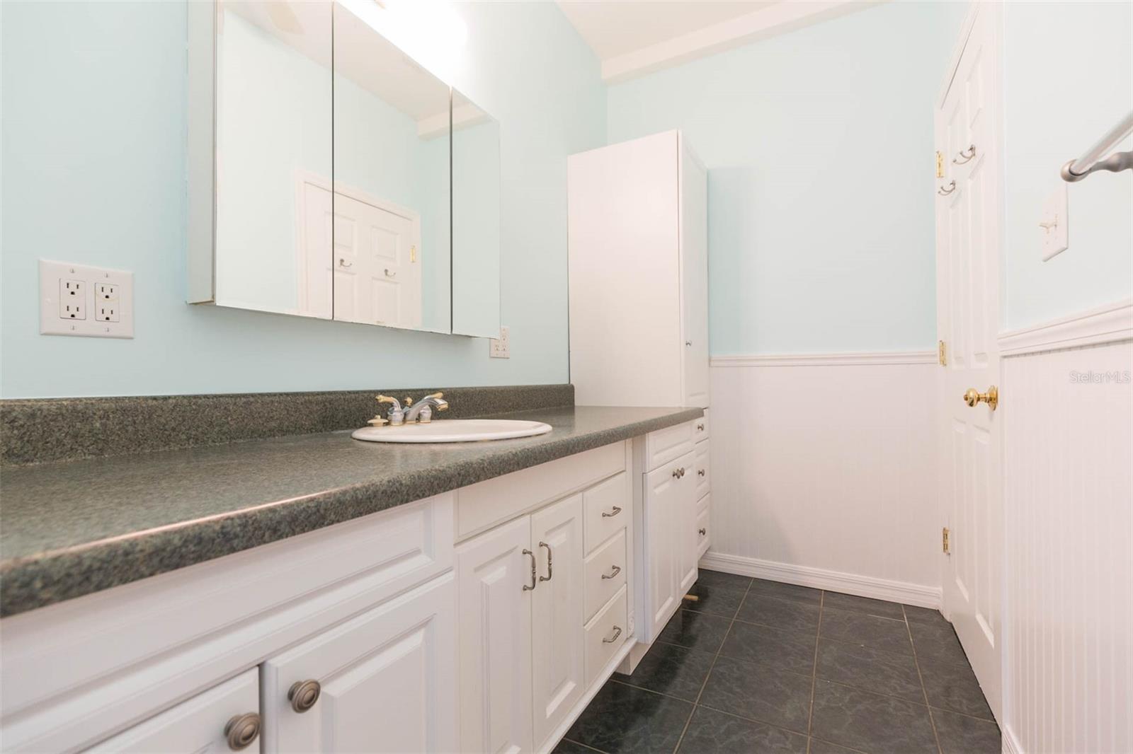 Listing photo id 24 for 2804 Holloway Road