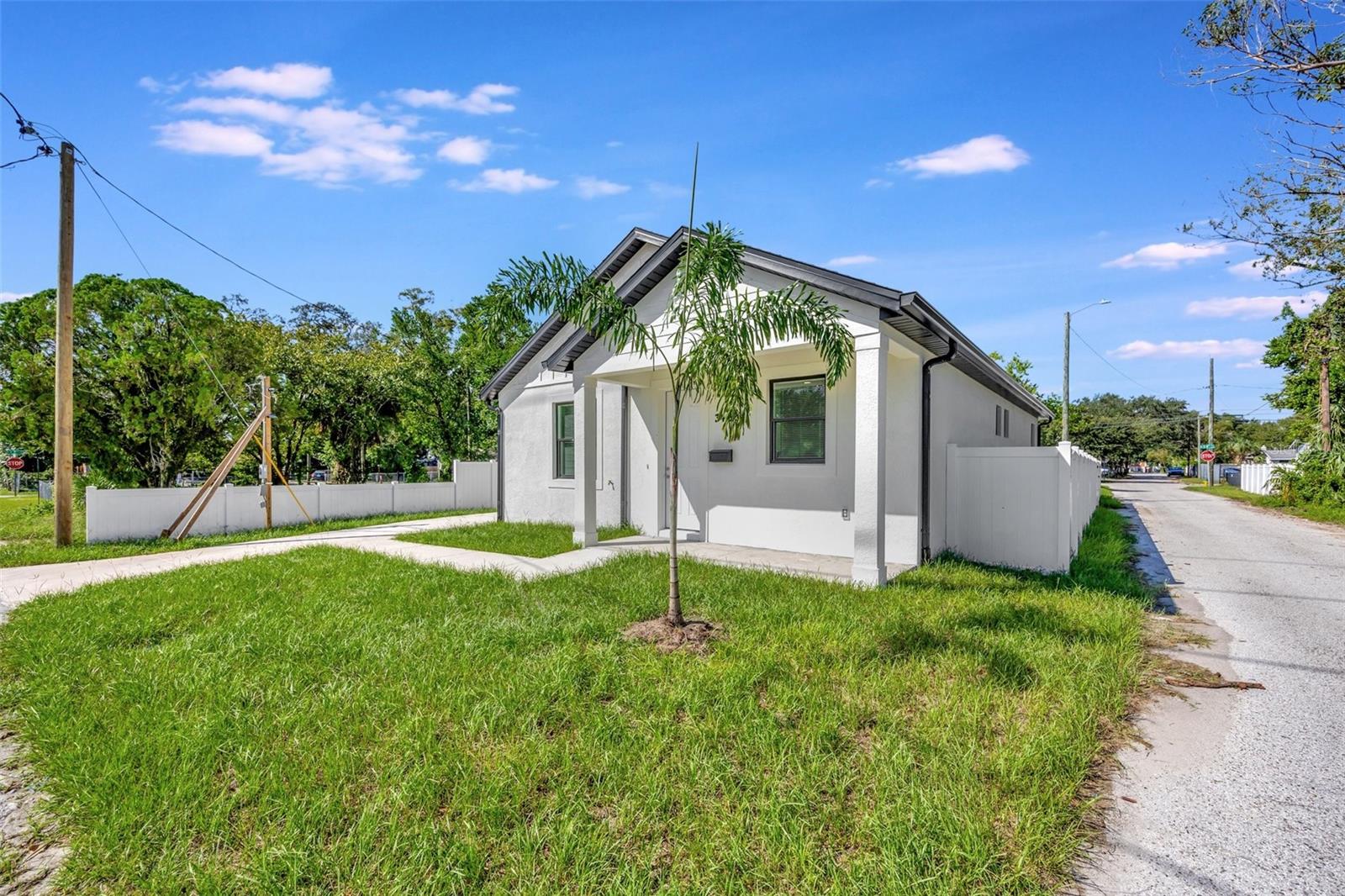 Listing photo id 2 for 3422 Machado Street