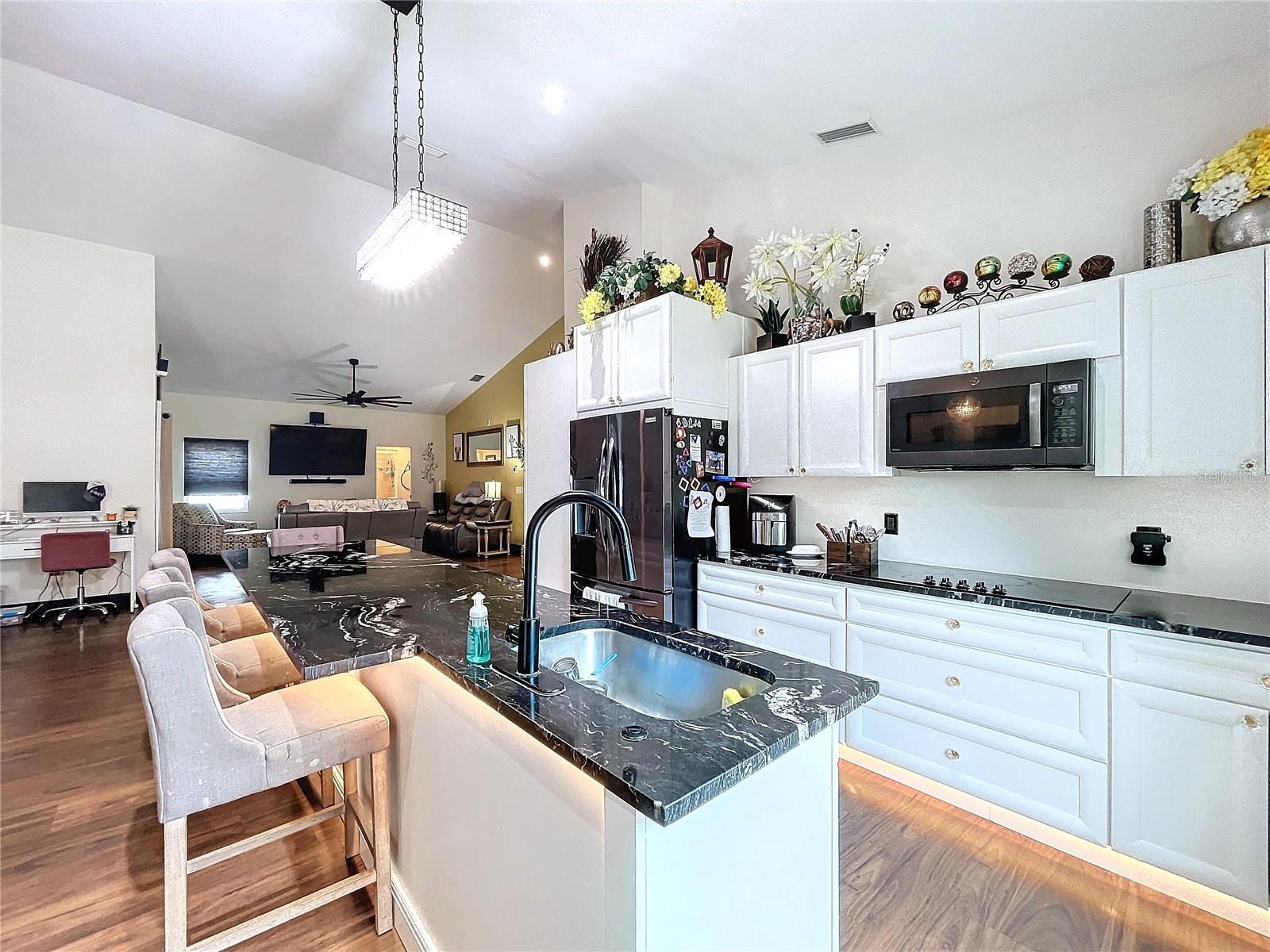 Listing photo id 26 for 4705 Basswood Street