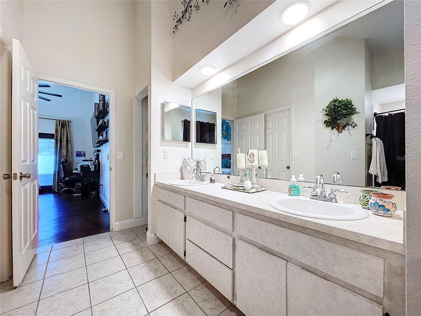 Listing photo id 45 for 4705 Basswood Street