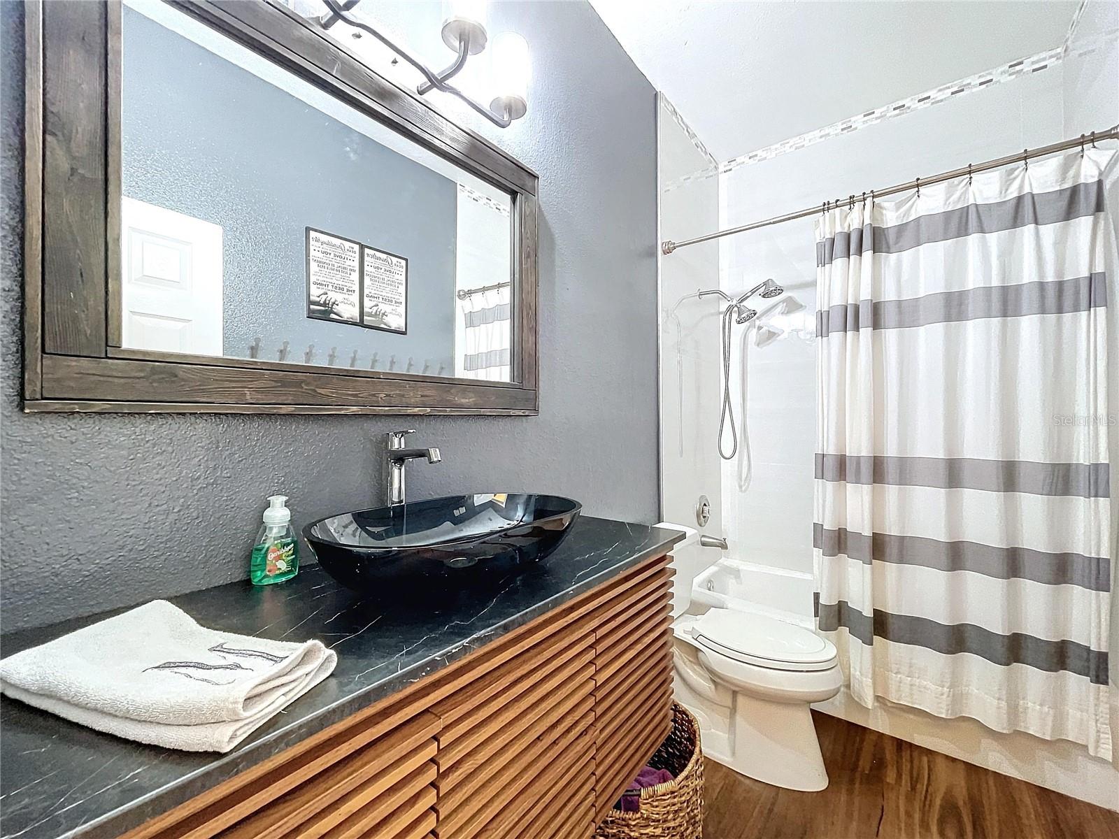 Listing photo id 50 for 4705 Basswood Street