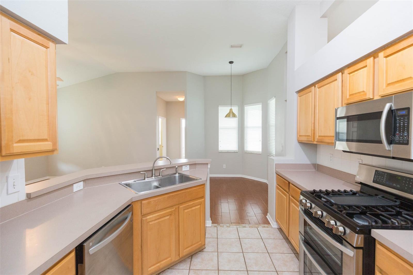 Listing photo id 2 for 5143 Maplebrook Way