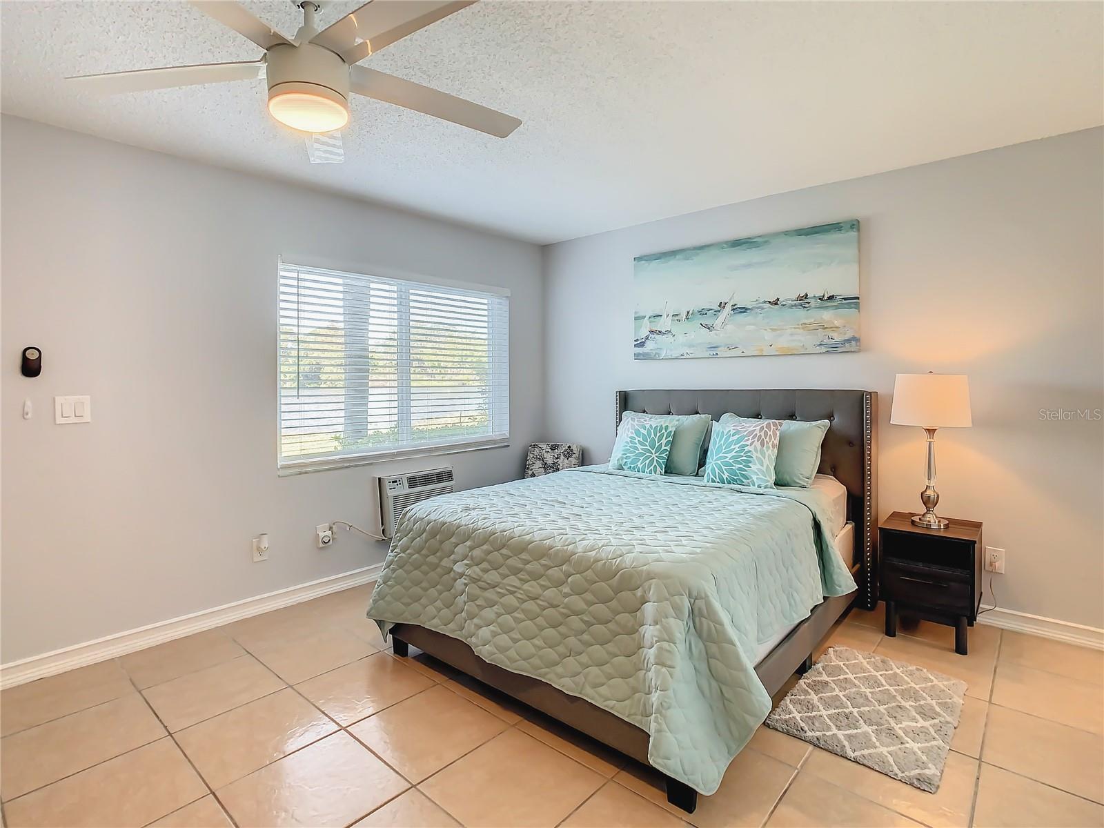 Listing photo id 5 for 4145 Dolphin Drive 4145