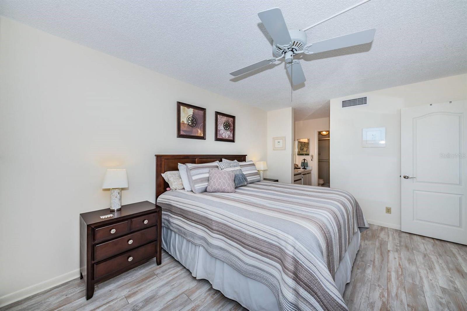 Image 8 of 16 For 6145 Sun Boulevard 404