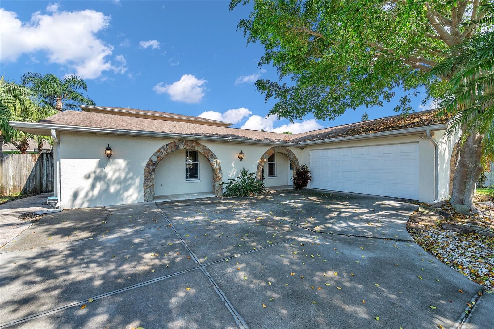 Listing photo id 2 for 218 Bay Hills Boulevard