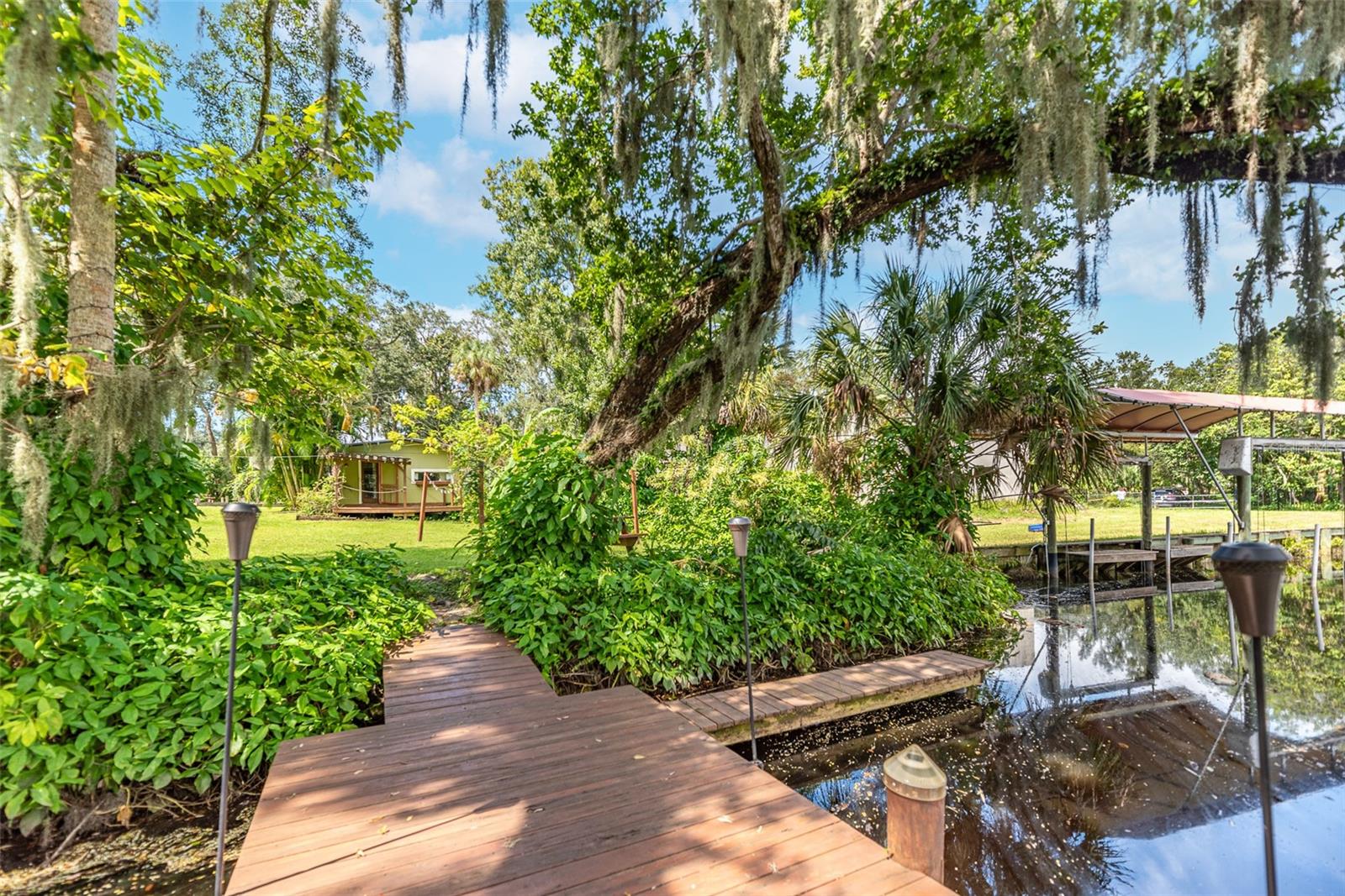 Listing photo id 8 for 10824 Palmetto Street