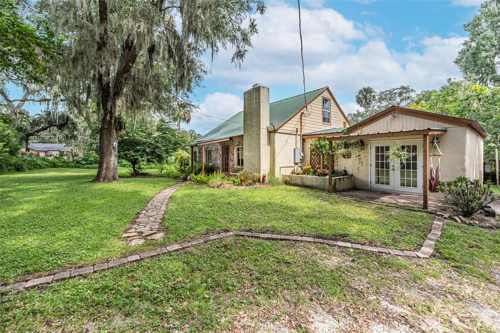 Listing photo id 11 for 10824 Palmetto Street