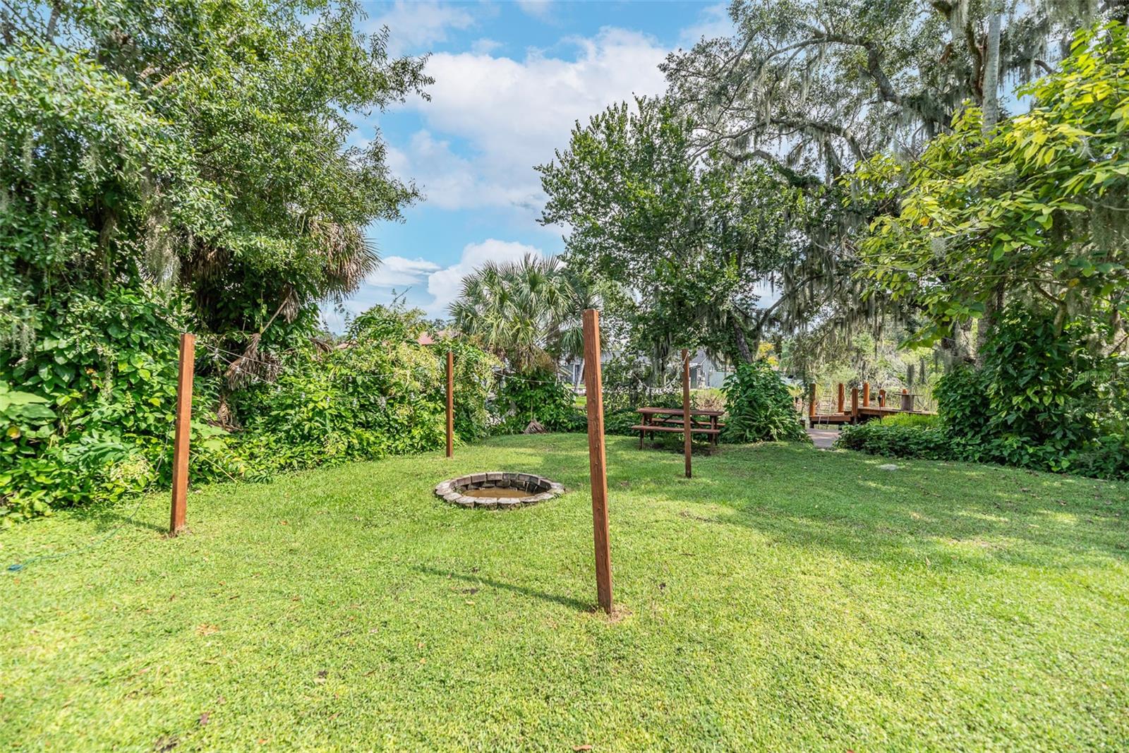 Listing photo id 28 for 10824 Palmetto Street