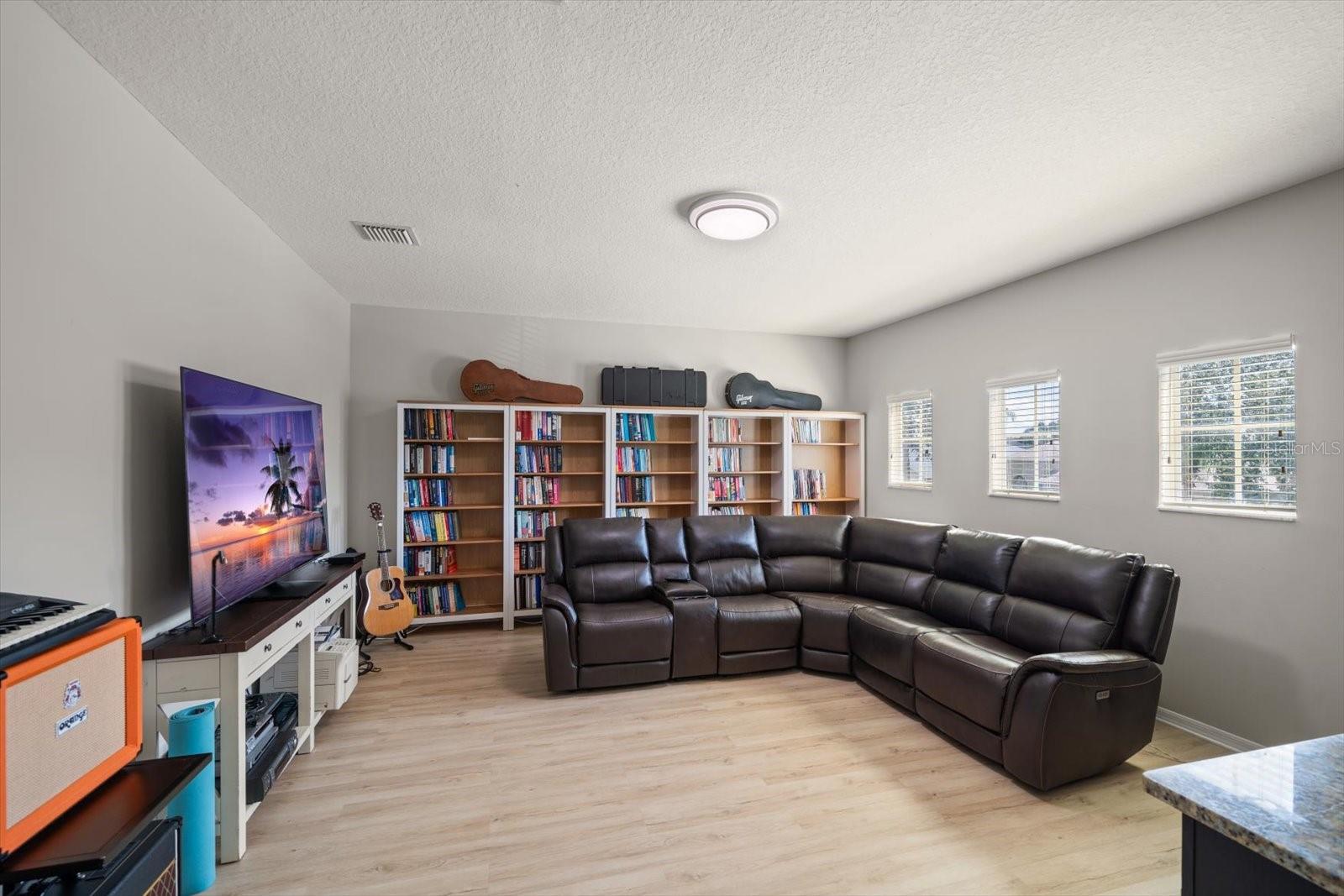 Listing photo id 33 for 17905 Machair Lane