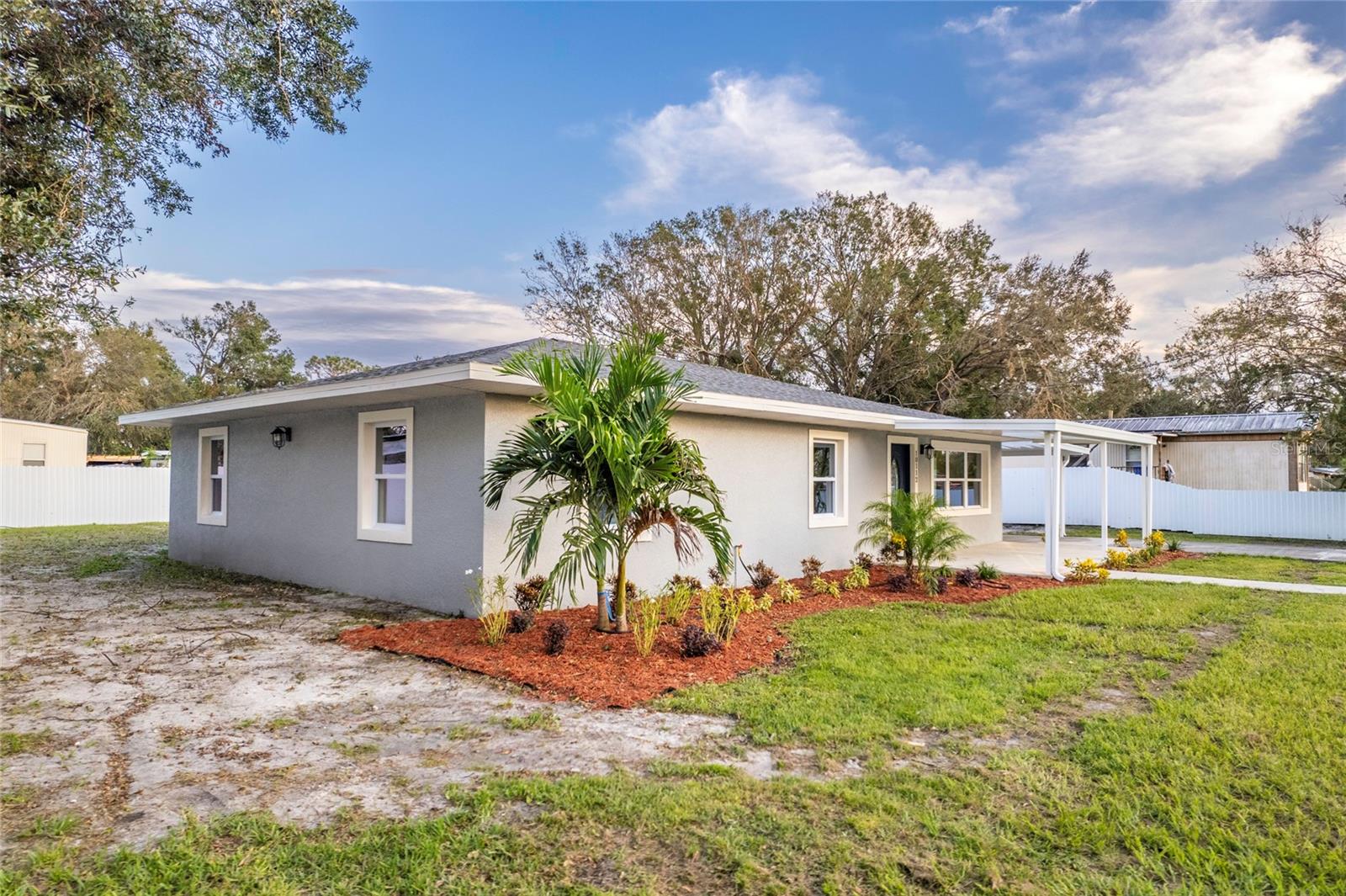 Listing photo id 1 for 10112 Midway Street